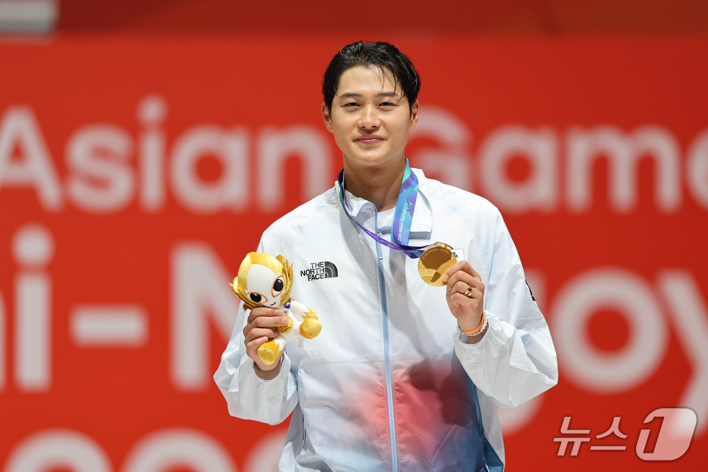 (도코나메=뉴스1) 김도우 기자 = 대한민국 오상욱이 23일 일본 도코나메시 아이치 스카이 엑스포홀에서 열린 2026 아이치·나고야 아시안게임 펜싱 남자 사브르 시상식에서 금메달을 …