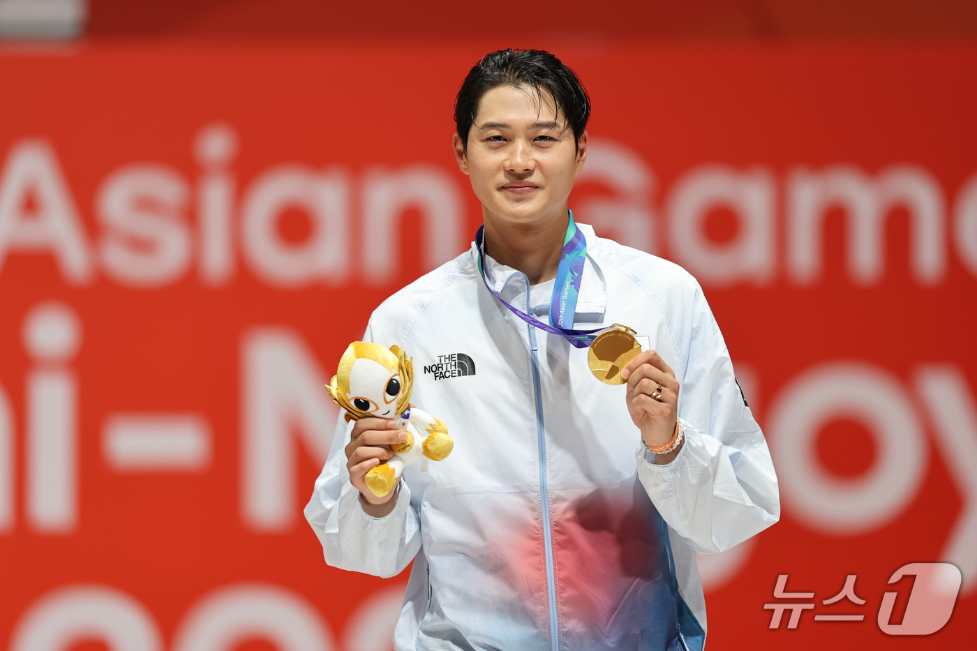 (도코나메=뉴스1) 김도우 기자 = 대한민국 오상욱이 23일 일본 도코나메시 아이치 스카이 엑스포홀에서 열린 2026 아이치·나고야 아시안게임 펜싱 남자 사브르 시상식에서 금메달을 …