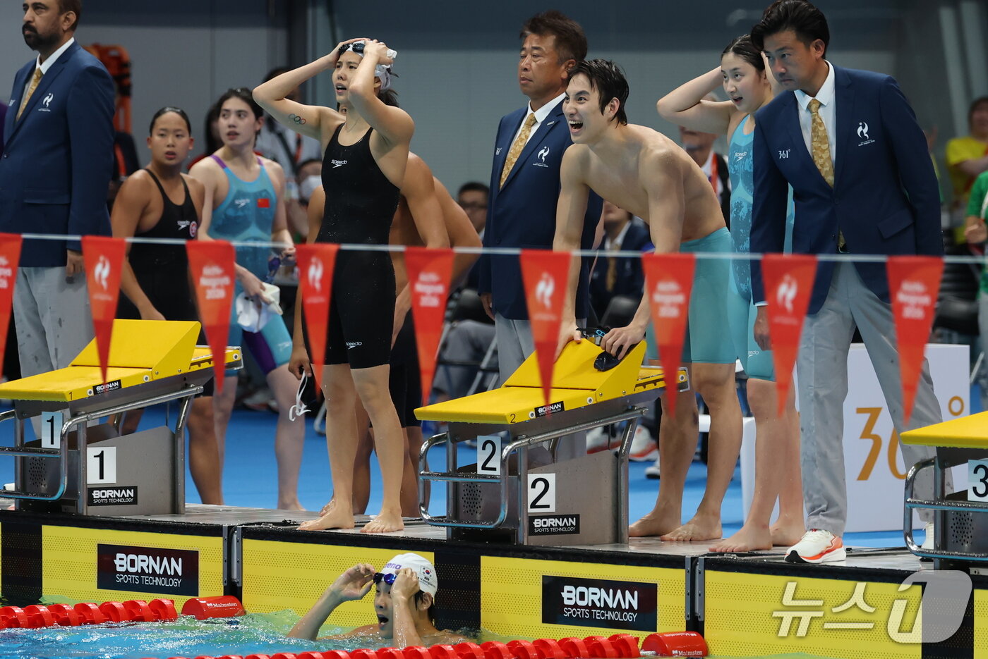 본문 이미지 - 23일 도쿄 아쿠아틱스 센터에서 열린 2026 아이치·나고야 아시안게임 혼성 혼계영 400m 결승에서 대한민국 김승원(배영)-최동열(평영)-안세현(접영)-김영범(자유형) 이 3위로 경기를 마친 후 기록을 확인하고 있다. 2026.9.23 ⓒ 뉴스1 김민지 기자