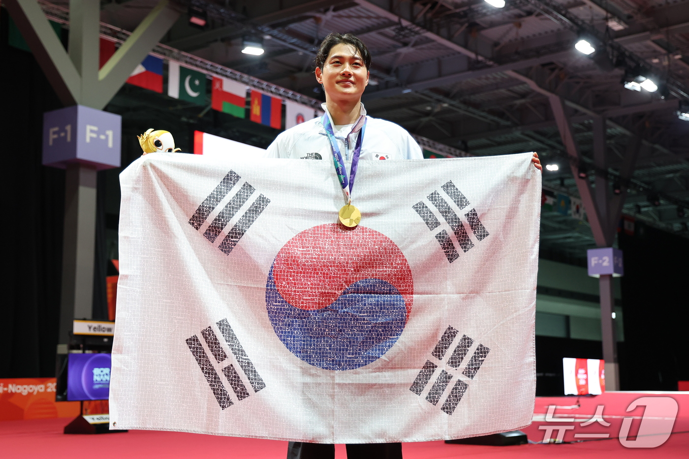 (도코나메=뉴스1) 김도우 기자 = 대한민국 오상욱이 23일 일본 도코나메시 아이치 스카이 엑스포홀에서 열린 2026 아이치·나고야 아시안게임 펜싱 남자 사브르 시상식에서 금메달을 …