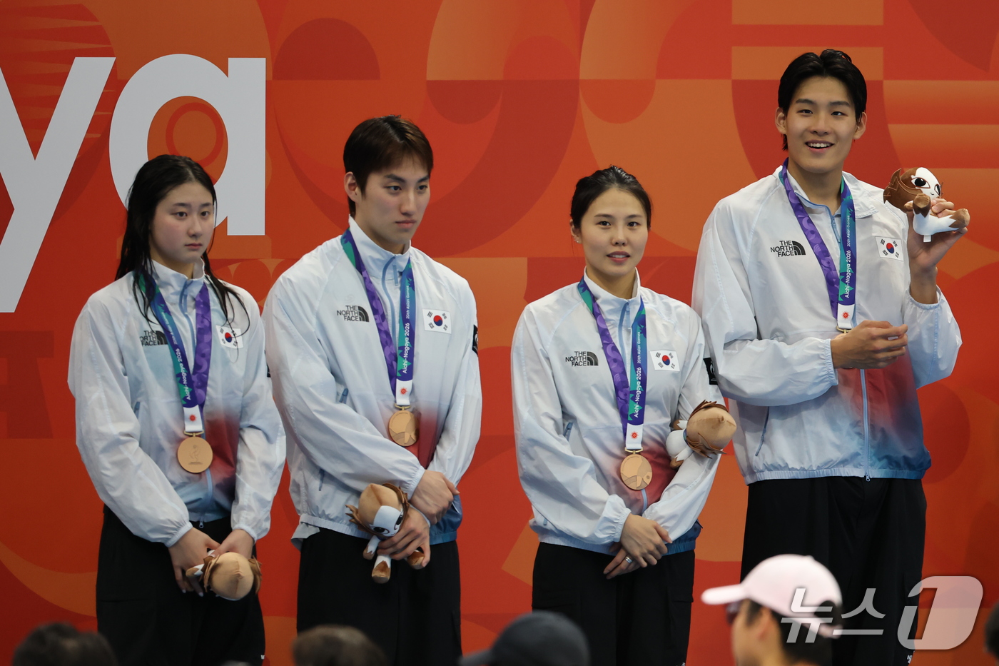 (도쿄=뉴스1) 김민지 기자 = 23일 도쿄 아쿠아틱스 센터에서 열린 2026 아이치·나고야 아시안게임 수영 혼성 혼계영 400m 시상식에서 대한민국 김승원(배영)·최동열(평영)· …