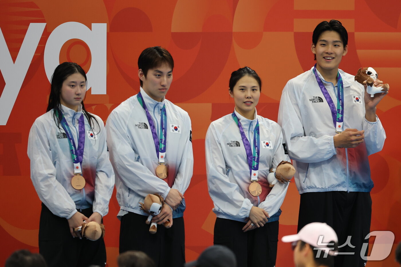 본문 이미지 - 23일 도쿄 아쿠아틱스 센터에서 열린 2026 아이치·나고야 아시안게임 수영 혼성 혼계영 400m 시상식에서 대한민국 김승원(배영)-최동열(평영)-안세현(접영)-김영범(자유형) 동메달을 받고 포즈를 취하고 있다. 2026.9.23 ⓒ 뉴스1 김민지 기자