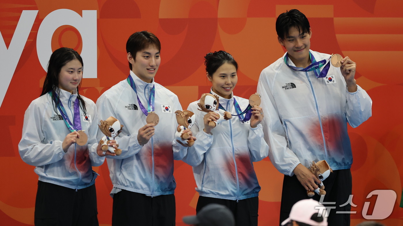 (도쿄=뉴스1) 김민지 기자 = 23일 도쿄 아쿠아틱스 센터에서 열린 2026 아이치·나고야 아시안게임 수영 혼성 혼계영 400m 시상식에서 대한민국 김승원(배영)·최동열(평영)· …