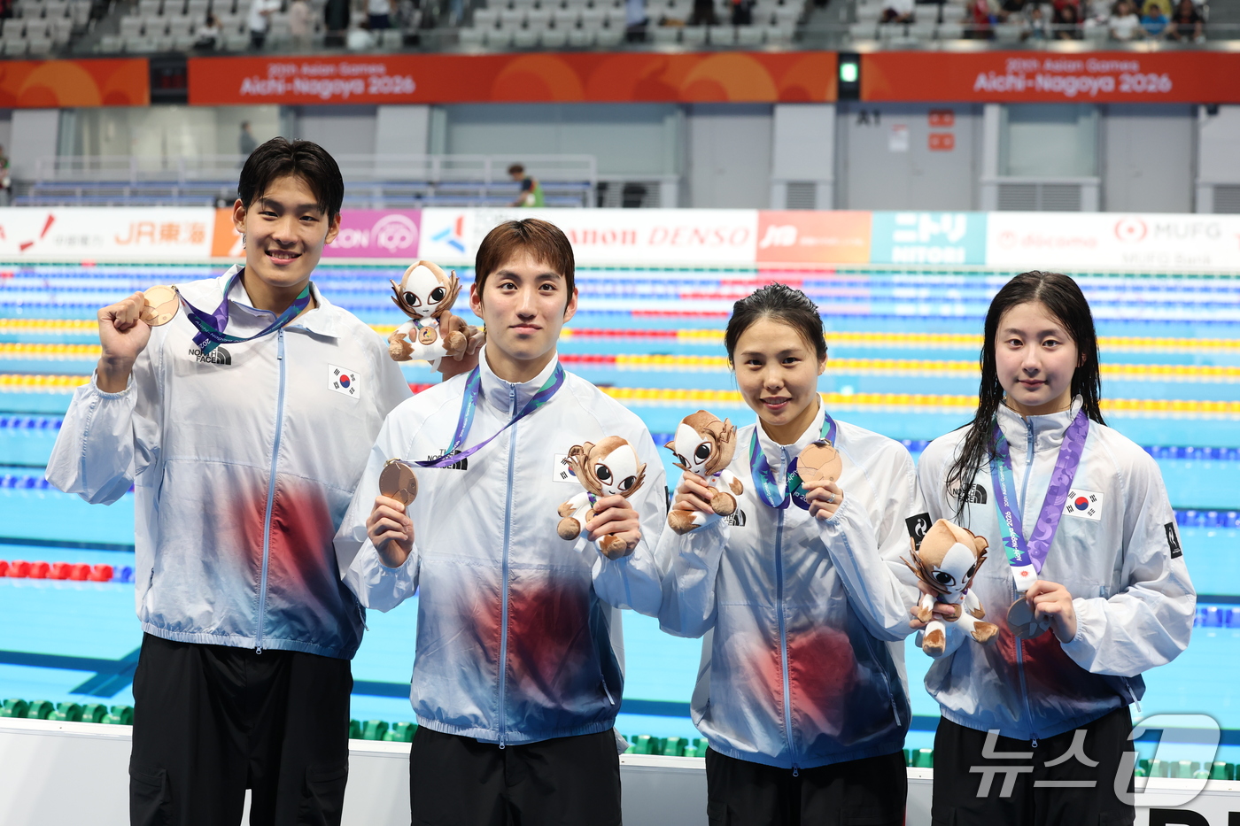 (도쿄=뉴스1) 김민지 기자 = 23일 도쿄 아쿠아틱스 센터에서 열린 2026 아이치·나고야 아시안게임 수영 혼성 혼계영 400m 시상식에서 대한민국 김승원(배영)·최동열(평영)· …