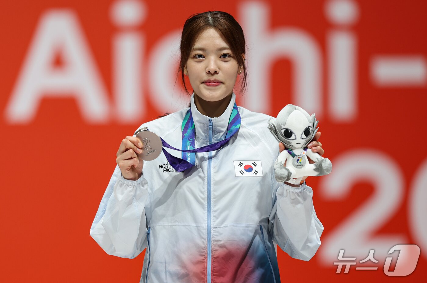 본문 이미지 - 대한민국 박지희가 23일 일본 도코나메시 아이치 스카이 엑스포홀에서 열린 2026 아이치·나고야 아시안게임 펜싱 여자 플뢰레 시상식에서 은메달을 들고 포즈를 취하고 있다. 2026.9.23 ⓒ 뉴스1 김도우 기자