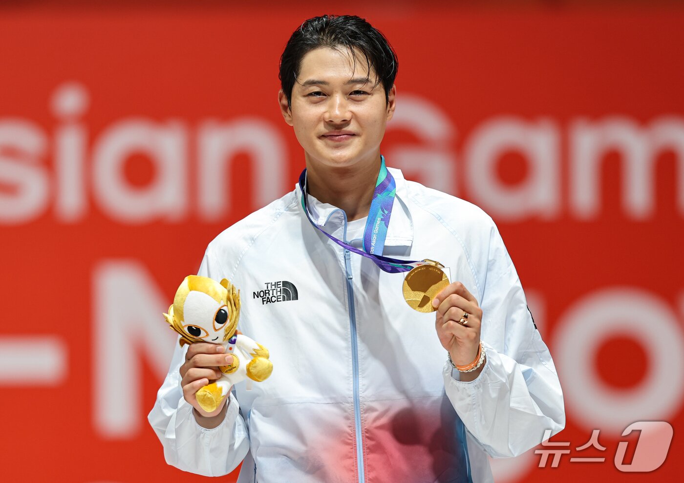 본문 이미지 - 대한민국 오상욱이 23일 일본 도코나메시 아이치 스카이 엑스포홀에서 열린 2026 아이치·나고야 아시안게임 펜싱 남자 사브르 시상식에서 금메달을 목에 걸고 포즈를 취하고 있다. 2026.9.23 ⓒ 뉴스1 김도우 기자