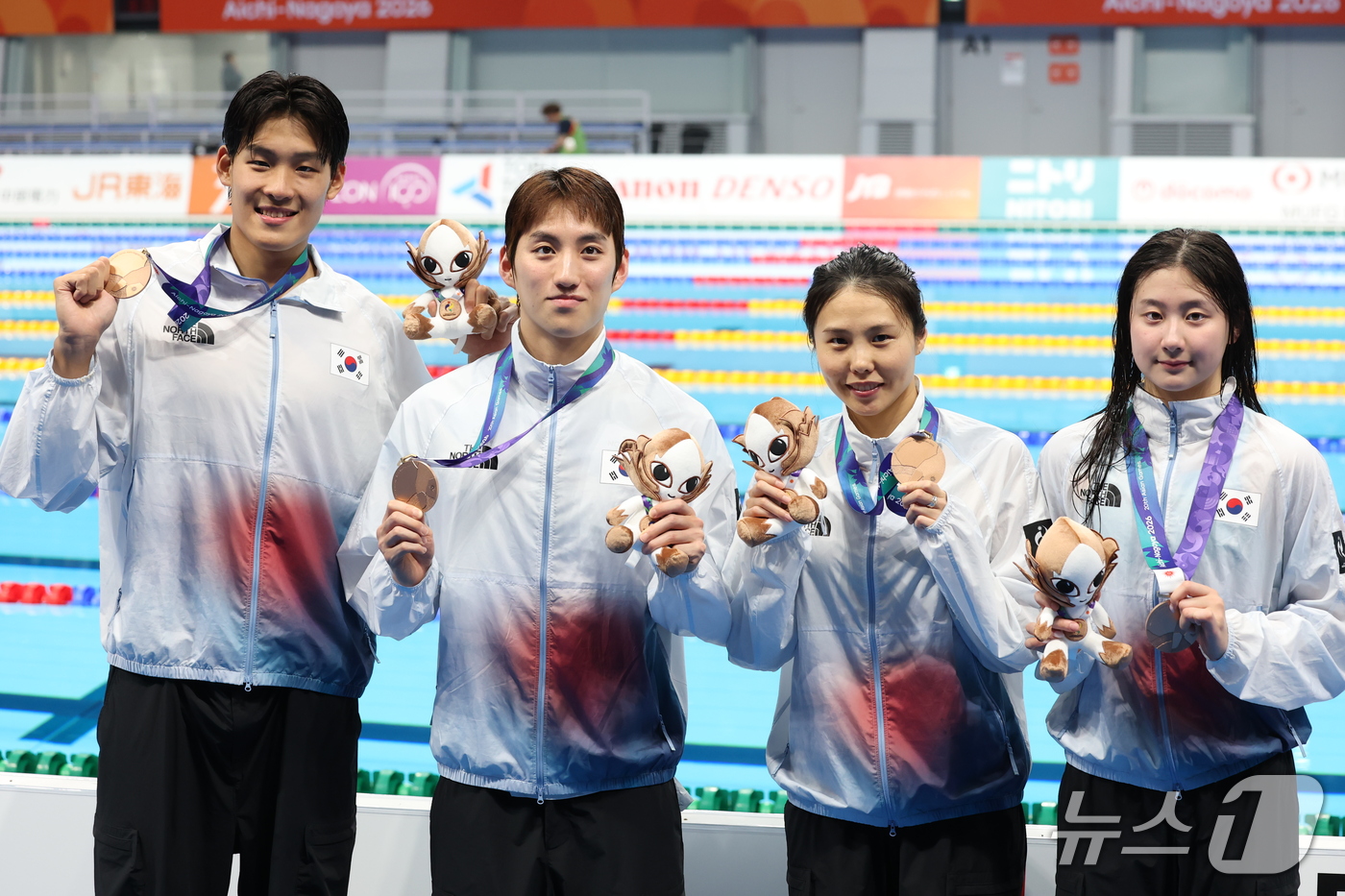(도쿄=뉴스1) 김민지 기자 = 23일 도쿄 아쿠아틱스 센터에서 열린 2026 아이치·나고야 아시안게임 수영 혼성 혼계영 400m 시상식에서 대한민국 김승원(배영)·최동열(평영)· …