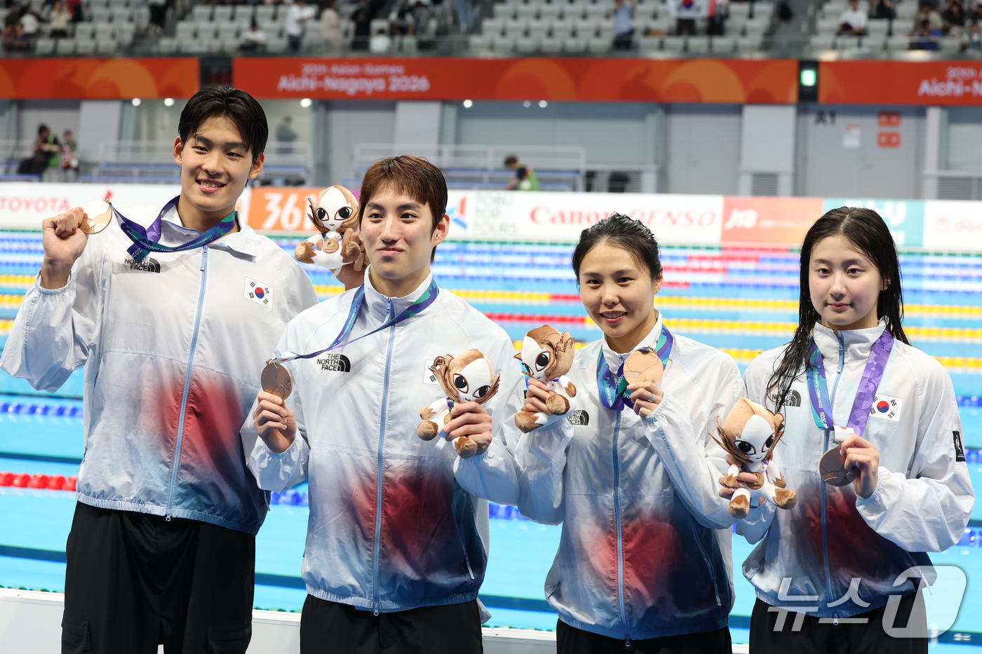 (도쿄=뉴스1) 김민지 기자 = 23일 도쿄 아쿠아틱스 센터에서 열린 2026 아이치·나고야 아시안게임 수영 혼성 혼계영 400m 시상식에서 대한민국 김승원(배영)·최동열(평영)· …