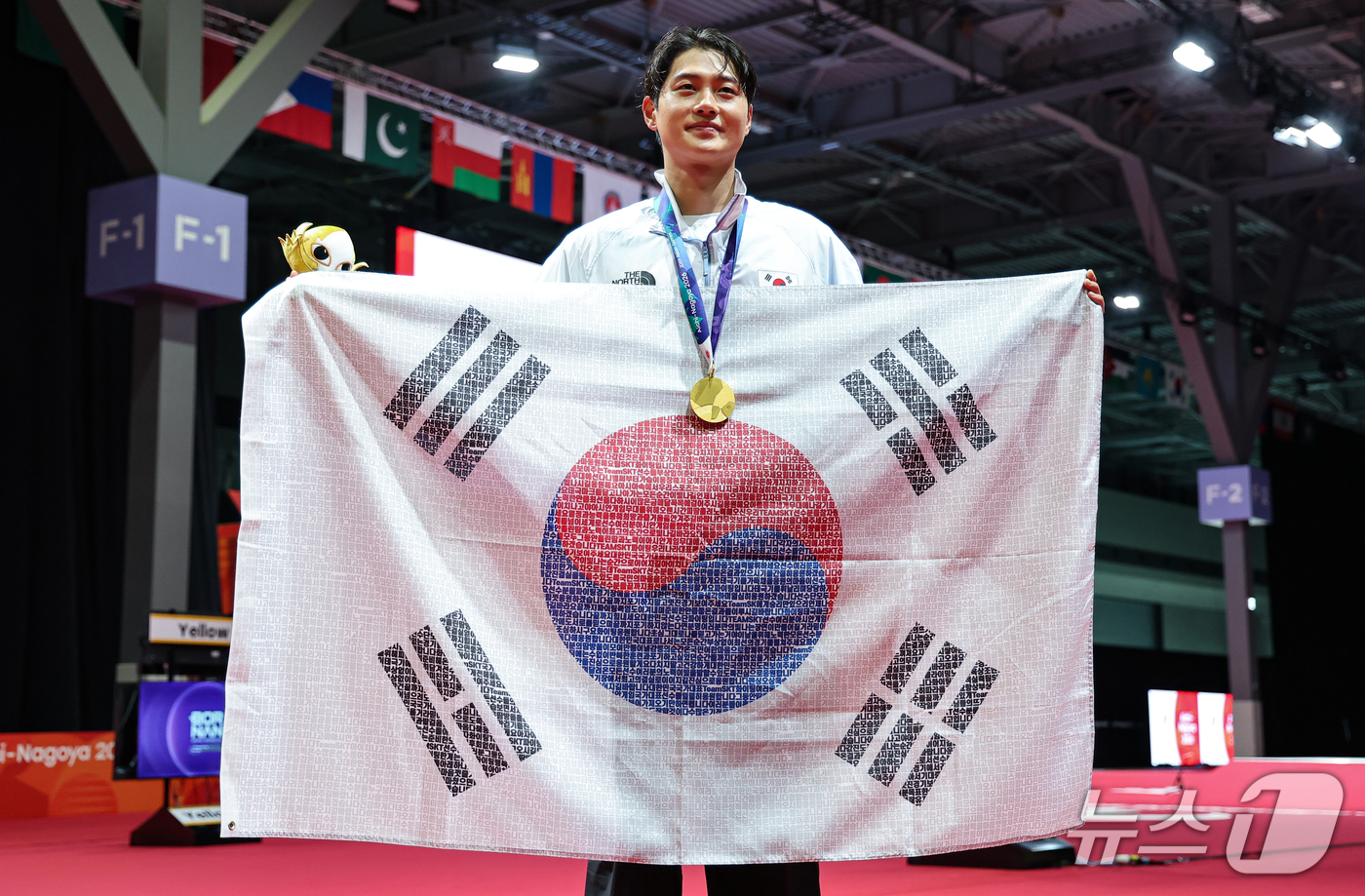 (도코나메=뉴스1) 김도우 기자 = 대한민국 오상욱이 23일 일본 도코나메시 아이치 스카이 엑스포홀에서 열린 2026 아이치·나고야 아시안게임 펜싱 남자 사브르 시상식을 마치고 금 …