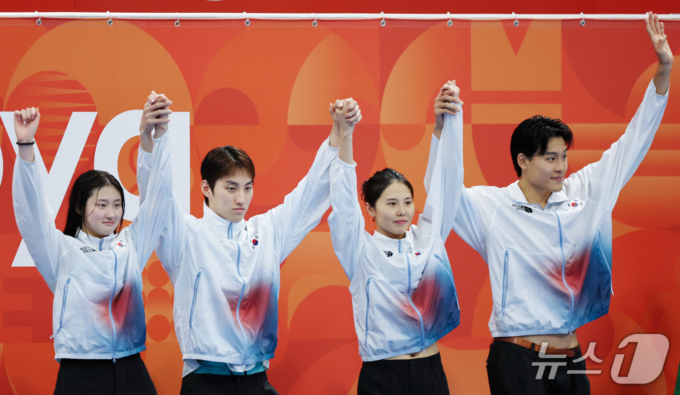 (도쿄=뉴스1) 김민지 기자 = 23일 도쿄 아쿠아틱스 센터에서 열린 2026 아이치·나고야 아시안게임 400m 혼성 혼계영 결승에서 동메달을 차지한 김영범(오른쪽부터), 안세현, …