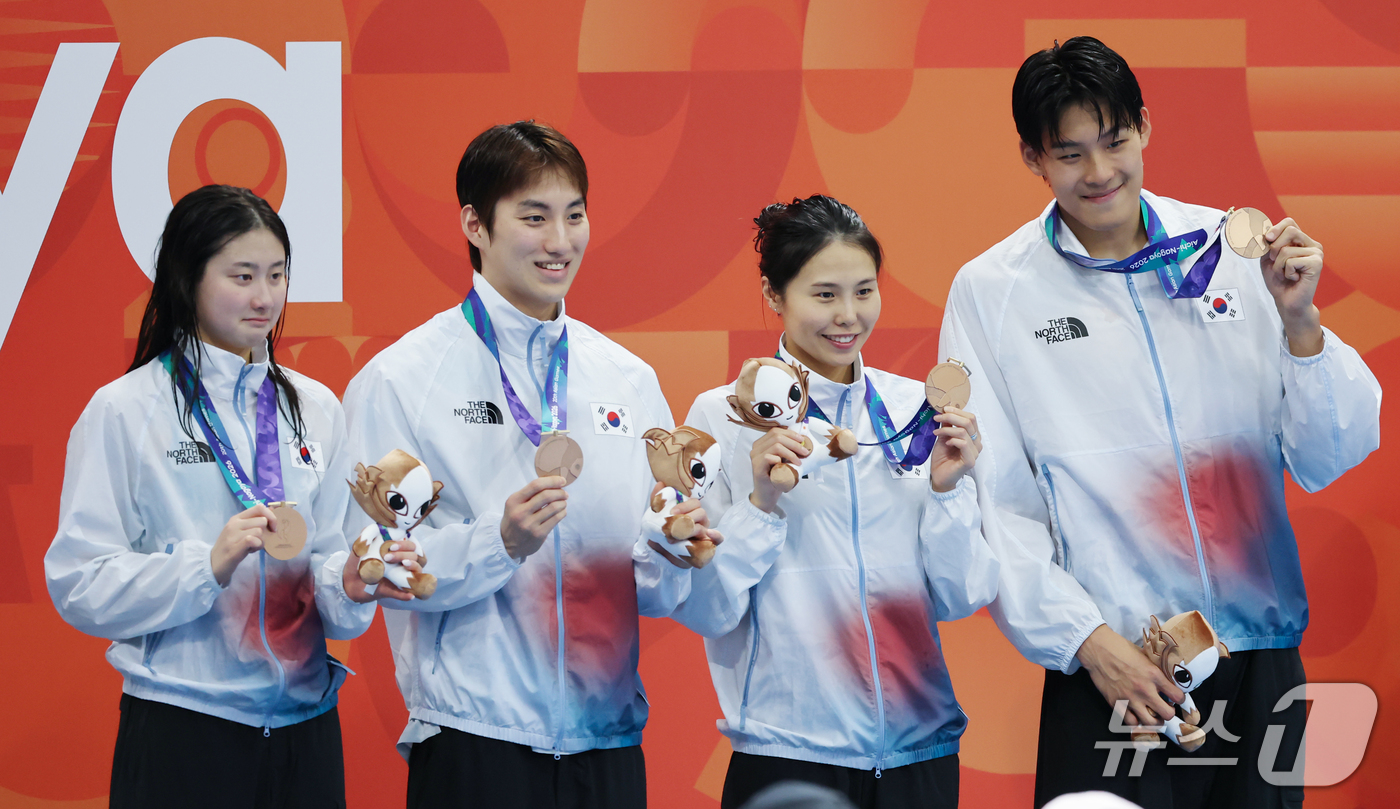 (도쿄=뉴스1) 김민지 기자 = 23일 도쿄 아쿠아틱스 센터에서 열린 2026 아이치·나고야 아시안게임 400m 혼성 혼계영 결승에서 동메달을 차지한 김영범(오른쪽부터), 안세현, …