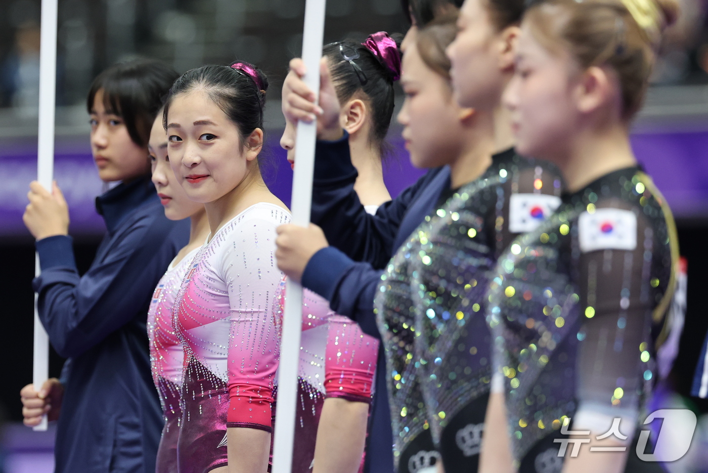 (나고야=뉴스1) 안은나 기자 = 북한 안창옥이 23일 일본 나고야시 종합체육관에서 열린 2026 아이치·나고야 아시안게임 기계체조 여자 단체전 결선을 앞두고 대한민국 선수단을 바 …