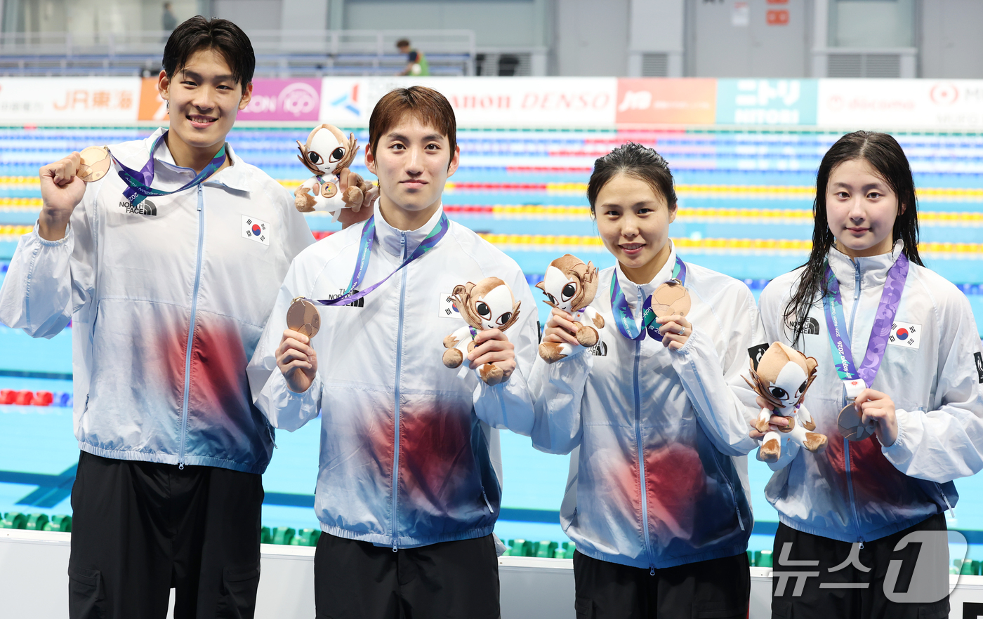 (도쿄=뉴스1) 김민지 기자 = 23일 도쿄 아쿠아틱스 센터에서 열린 2026 아이치·나고야 아시안게임 400m 혼성 혼계영 결승에서 동메달을 차지한 김영범(왼쪽부터), 최동열, …