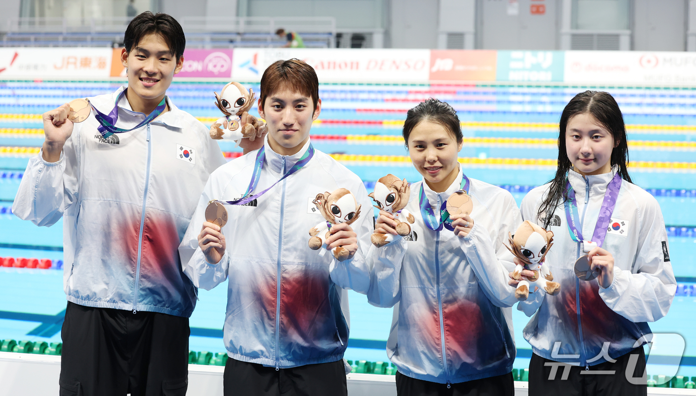 (도쿄=뉴스1) 김민지 기자 = 23일 도쿄 아쿠아틱스 센터에서 열린 2026 아이치·나고야 아시안게임 400m 혼성 혼계영 결승에서 동메달을 차지한 김영범(왼쪽부터), 최동열, …