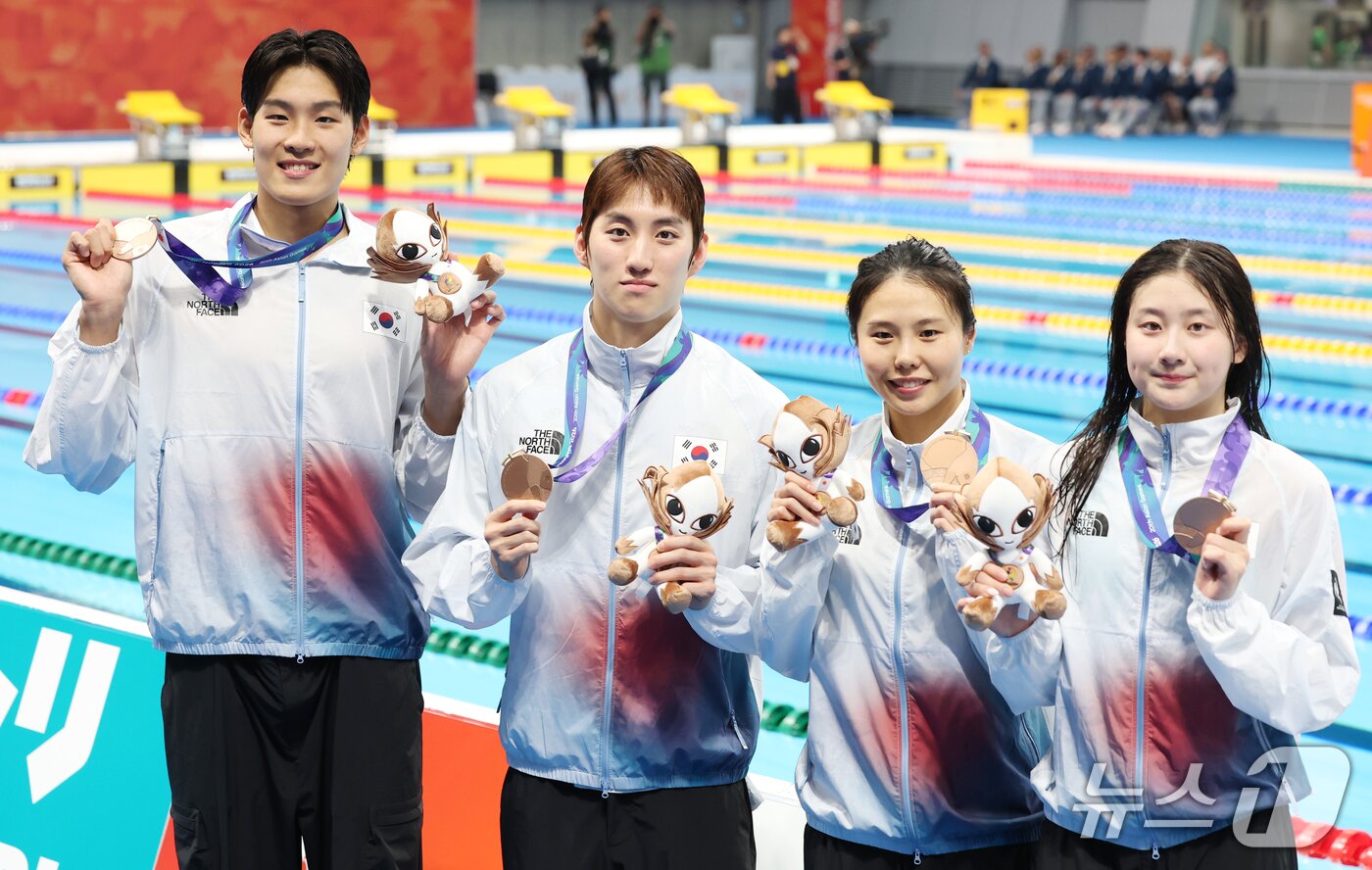 본문 이미지 - 23일 도쿄 아쿠아틱스 센터에서 열린 2026 아이치·나고야 아시안게임 400m 혼성 혼계영 결승에서 동메달을 차지한 김영범(왼쪽부터), 최동열, 안세현, 김승원이 기념촬영을 하고 있다. 2026.9.23 ⓒ 뉴스1 김민지 기자