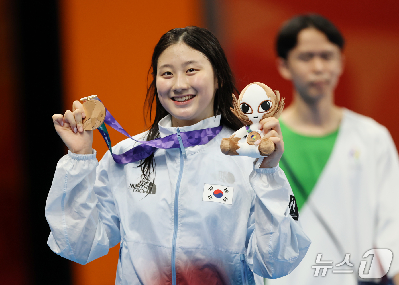 (도쿄=뉴스1) 김민지 기자 = 23일 도쿄 아쿠아틱스 센터에서 열린 2026 아이치·나고야 아시안게임 여자 100m 배영 결승에서 동메달을 차지한 김승원이 환하게 웃고 있다. 2 …