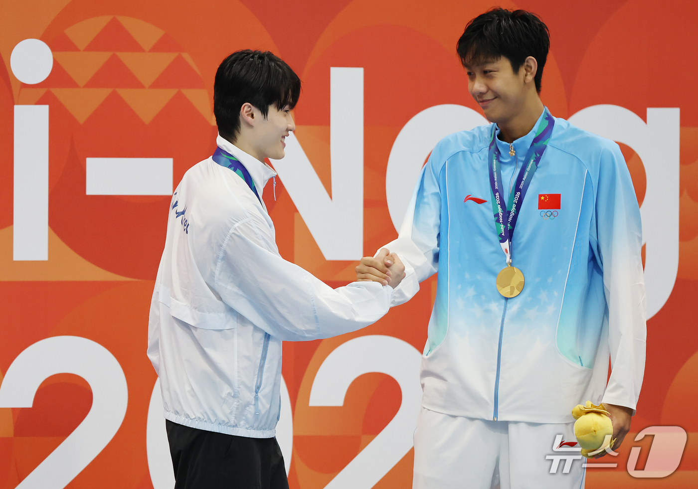 (도쿄=뉴스1) 김민지 기자 = 23일 도쿄 아쿠아틱스 센터에서 열린 2026 아이치·나고야 아시안게임 남자 200m 결승에서 은메달을 차지한 황선우(왼쪽)와 금메달을 차지한 중국 …