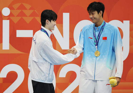 서로 축하해주는 황선우·장잔숴
