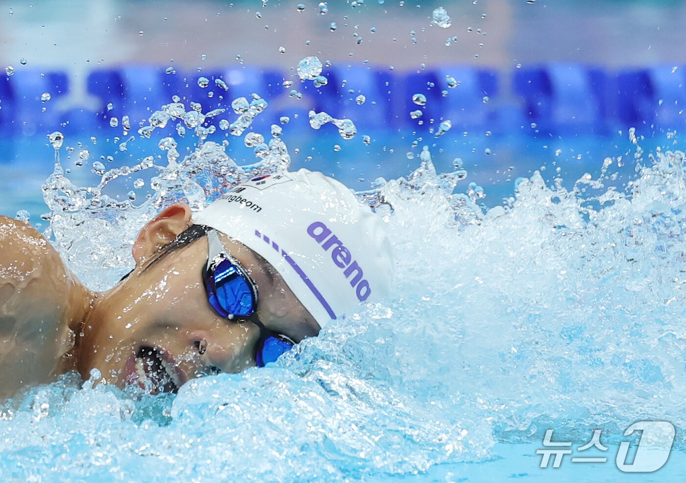 본문 이미지 - 23일 도쿄 아쿠아틱스 센터에서 열린 2026 아이치·나고야 아시안게임 400m 혼성 혼계영에서 마지막 주자 김영범이 막판 스퍼트를 올리고 있다. 2026.9.23 ⓒ 뉴스1 김민지 기자