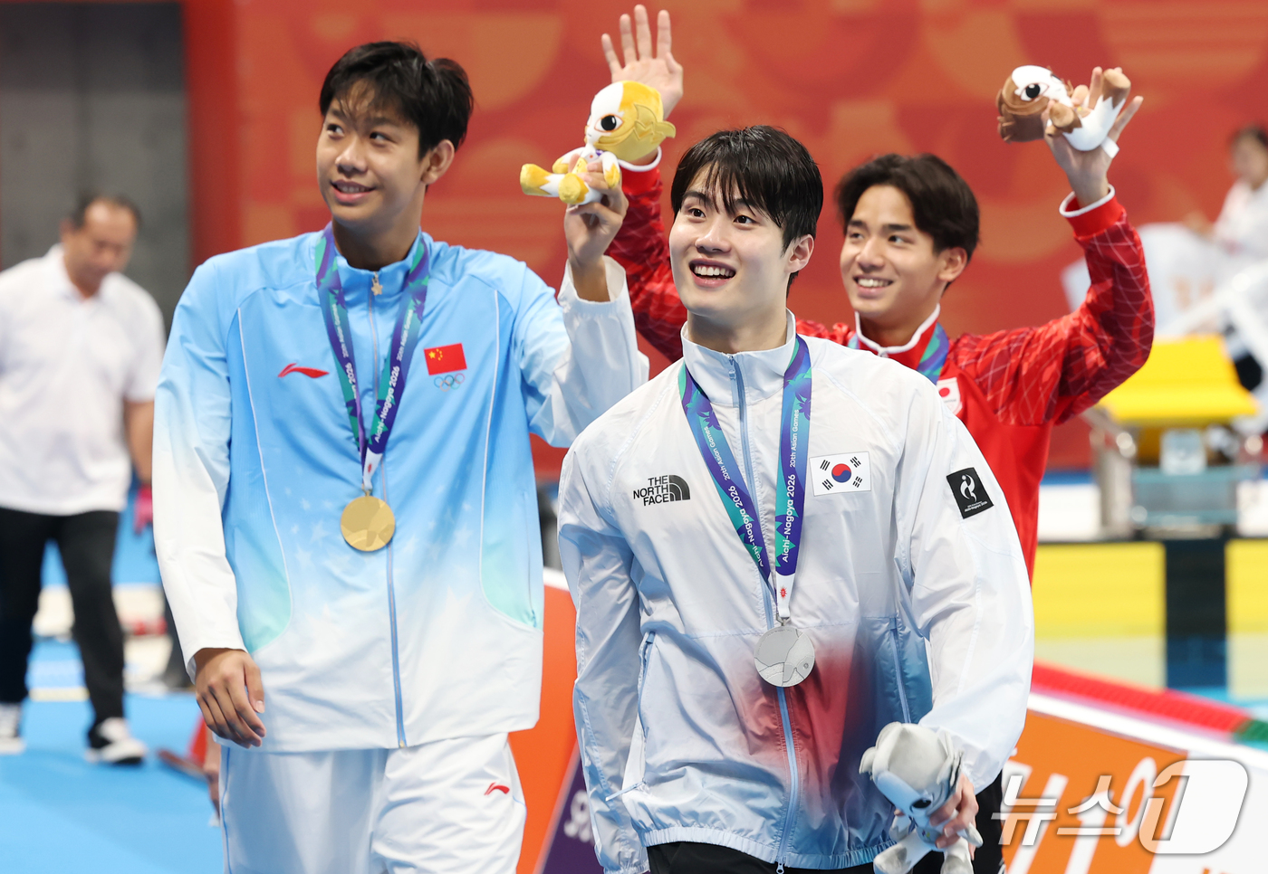 (도쿄=뉴스1) 김민지 기자 = 23일 도쿄 아쿠아틱스 센터에서 열린 2026 아이치·나고야 아시안게임 남자 200m 결승에서 은메달을 차지한 황선우가 금메달리스트 중국의 장잔숴, …