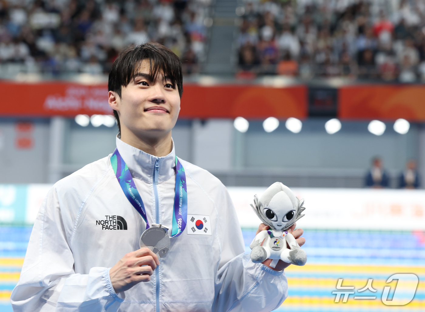 (도쿄=뉴스1) 김민지 기자 = 23일 도쿄 아쿠아틱스 센터에서 열린 2026 아이치·나고야 아시안게임 남자 200m 결승에서 은메달을 차지한 황선우가 기념촬영을 하고 있다. 20 …