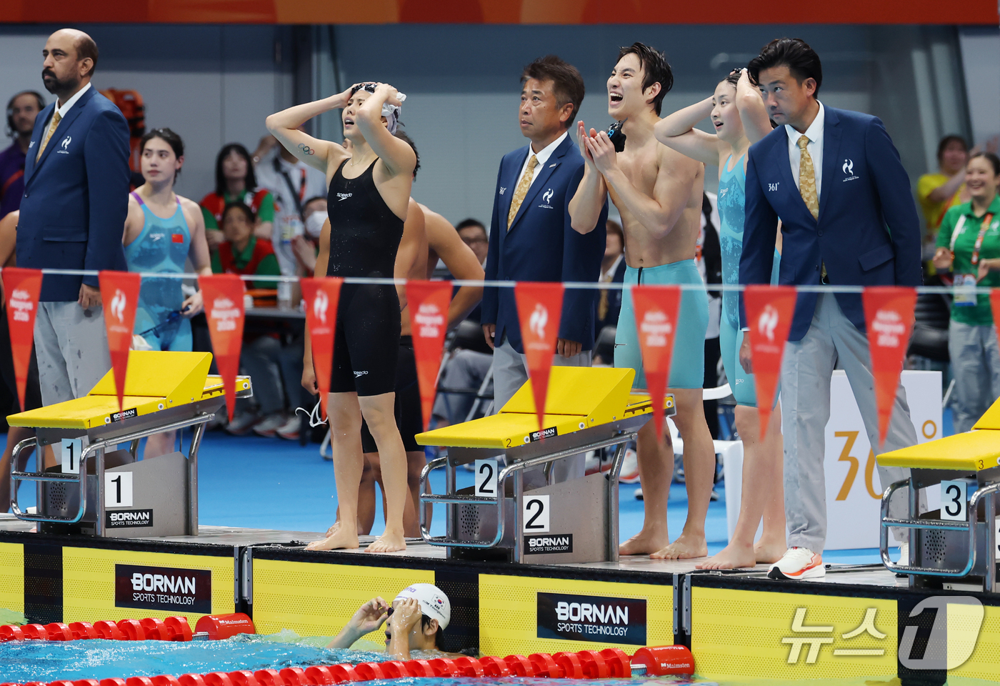 (도쿄=뉴스1) 김민지 기자 = 23일 도쿄 아쿠아틱스 센터에서 열린 2026 아이치·나고야 아시안게임 400m 혼성 혼계영 결승에서 안세현, 최동열, 김승원, 김영범이 기록을 확 …