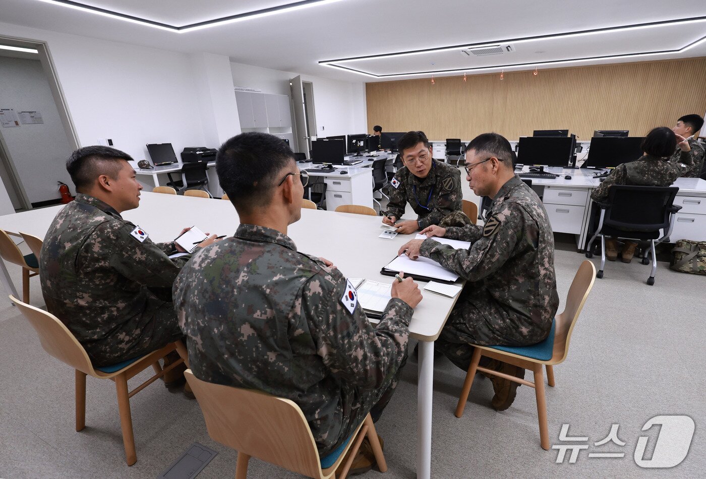 본문 이미지 - 경기도 양평군 육군 제11사단 예하 공간력 혁신 시범사업 부대의 새 간부연구실. 2026.9.23 ⓒ 뉴스1 구윤성 기자