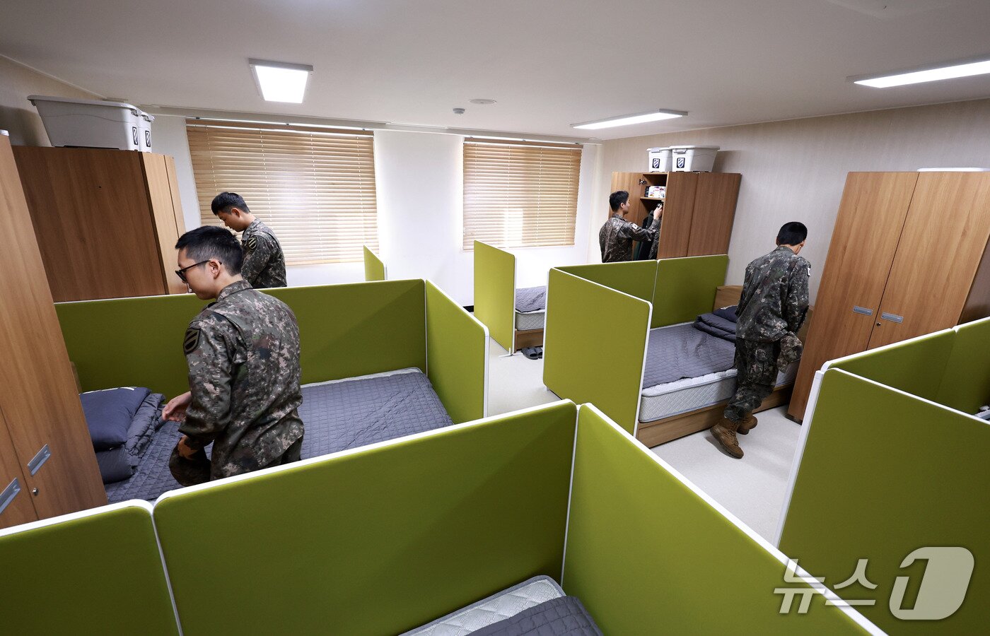 본문 이미지 - '공간력' 사업에 따라 새로 꾸려진 경기도 양평 육군 11사단 제108기계화보병대대 병사 생활관. ⓒ 뉴스1 구윤성 기자