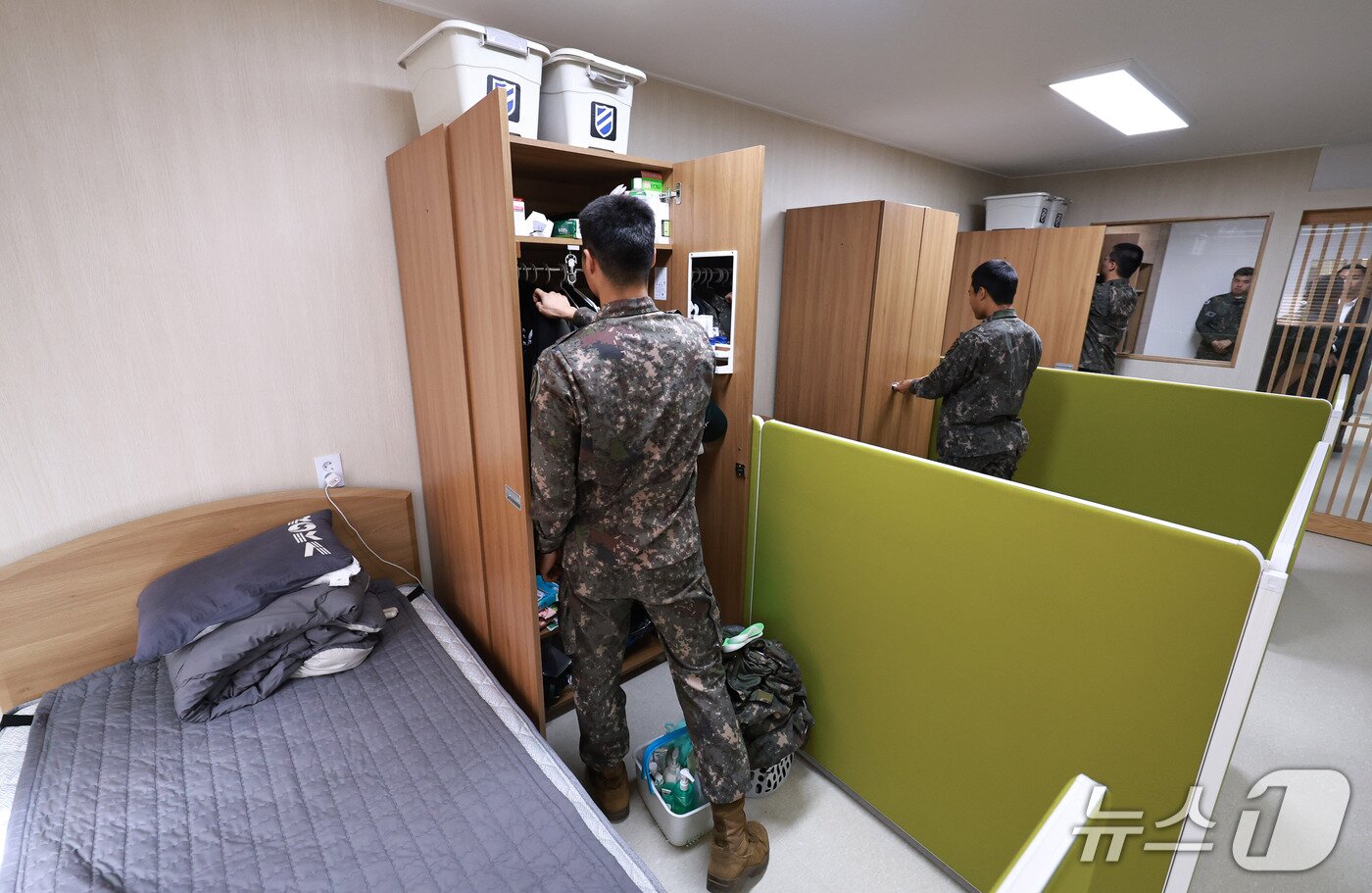 본문 이미지 - 경기도 양평군 육군 제11사단 예하 공간력 혁신 시범사업 부대 6인 생활관 모습. 2026.9.23 ⓒ 뉴스1 구윤성 기자