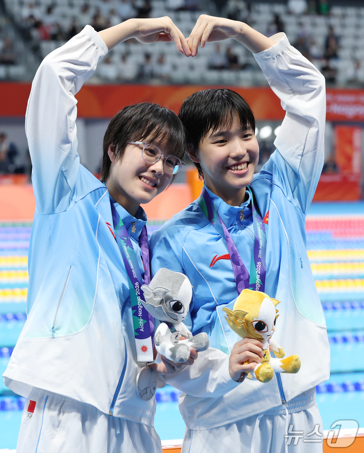 (도쿄=뉴스1) 김민지 기자 = 중국의 만 14세 '수영 천재' 위쯔디(오른쪽)가 23일 도쿄 아쿠아틱스 센터에서 열린 2026 아이치·나고야 아시안게임 여자 400m 개인 혼영 …