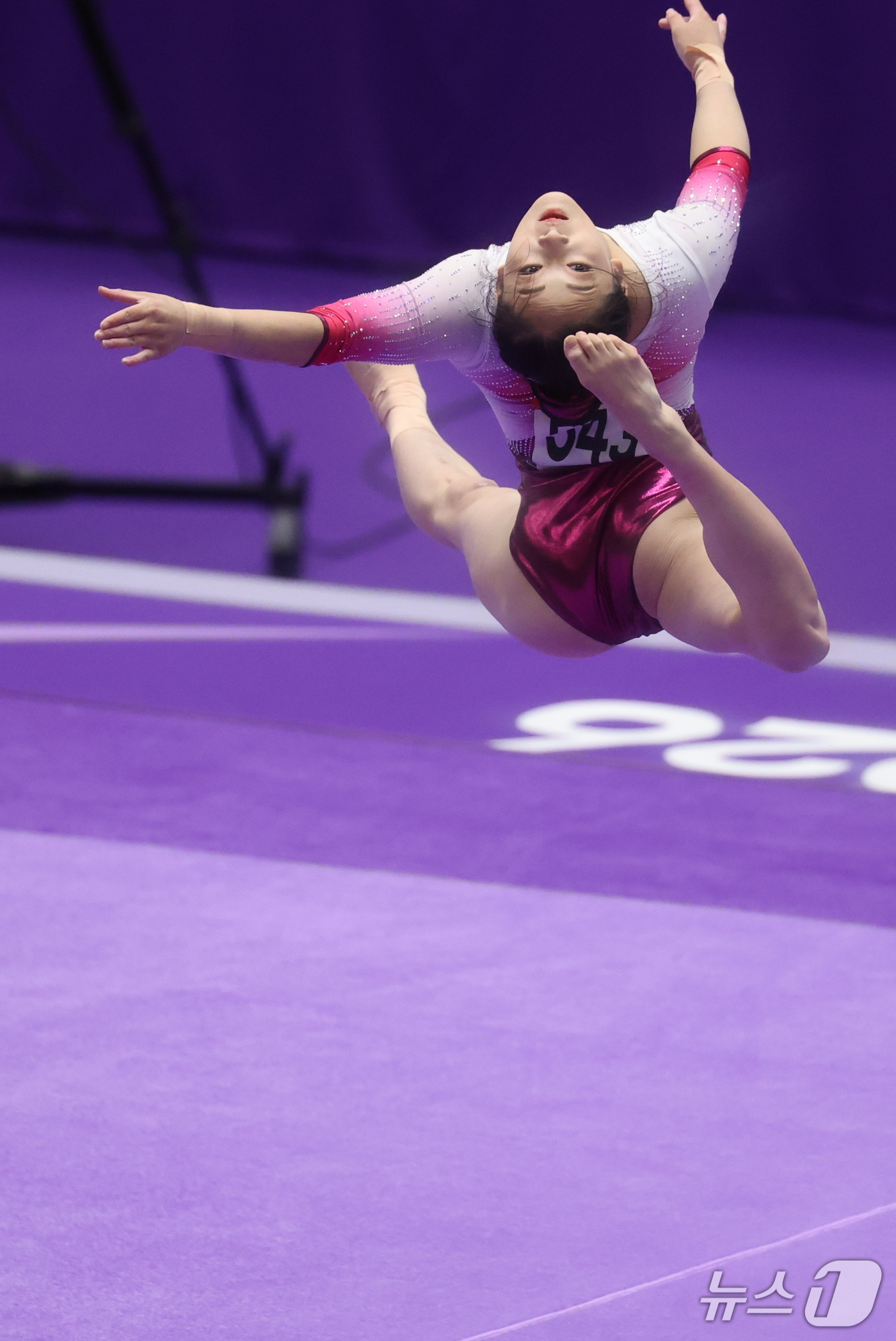 (나고야=뉴스1) 안은나 기자 = 북한 안창옥이 23일 일본 나고야시 종합체육관에서 열린 2026 아이치·나고야 아시안게임 기계체조 여자 단체전 결선에서 마루 경기를 펼치고 있다. …