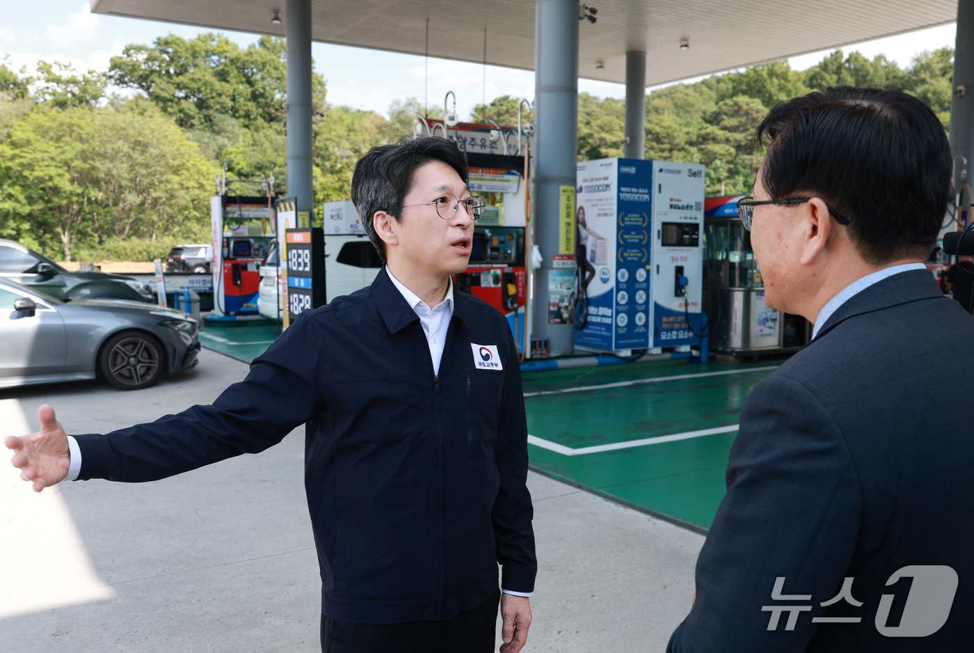(서울=뉴스1) = 홍지선 국토교통부 장관이 추석 연휴를 하루 앞둔 23일 경부고속도로 죽암휴게소 주유소에서 교통 대책과 안전관리 이행 상황을 점검하고 있다. (국토교통부 제공, …
