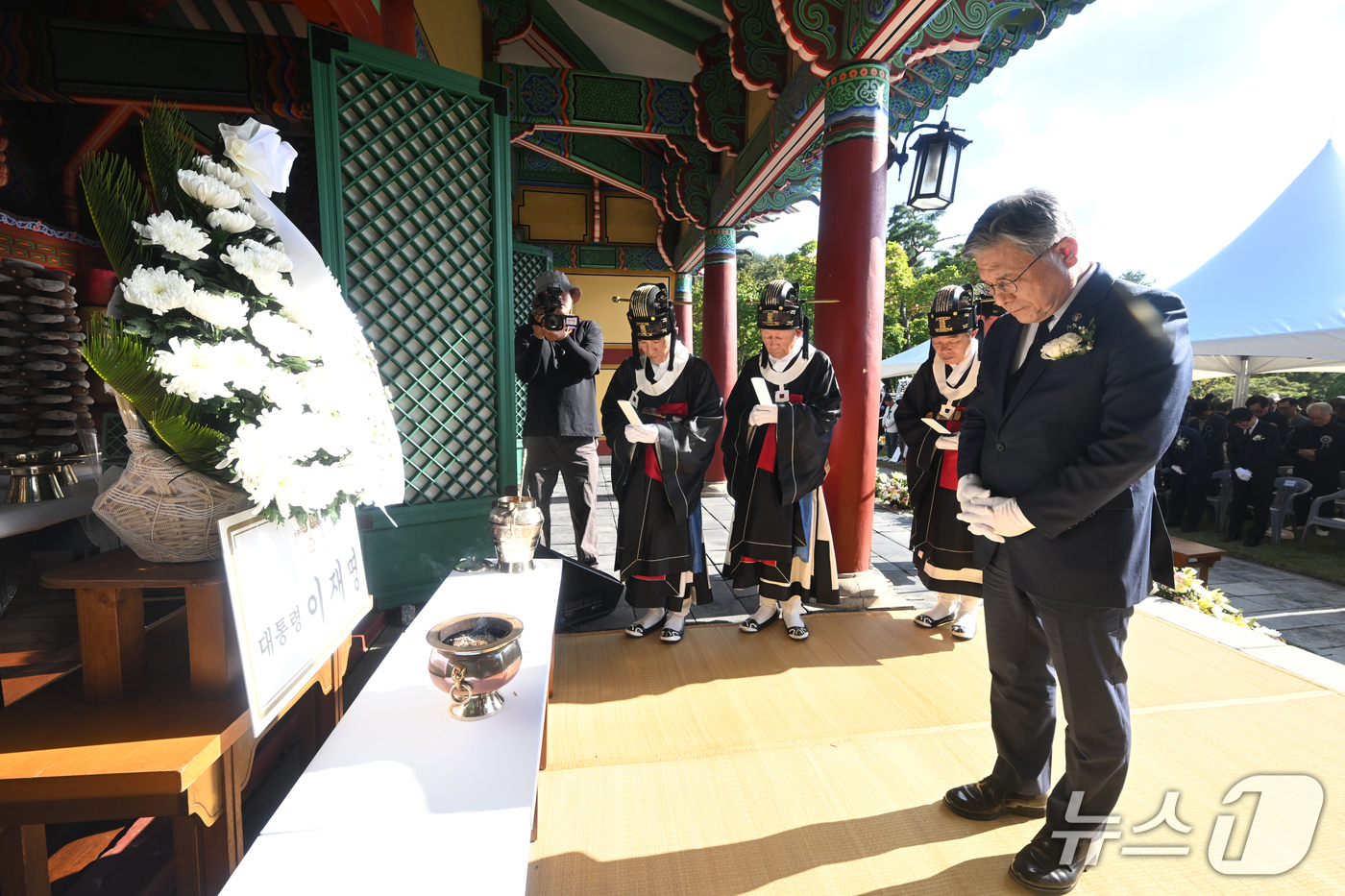 (서울=뉴스1) = 허민 국가유산청장이 23일 충남 금산 칠백의총에서 열린 제434주년 칠백의사 순의제향에 참석해 대통령 명의로 헌화한 뒤 묵념하고 있다. (국가유산청 제공, 재판 …