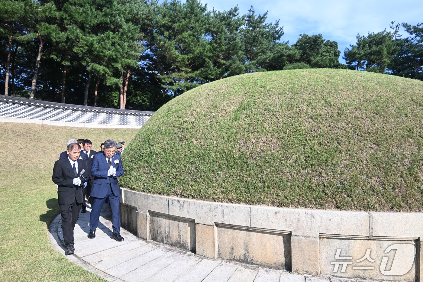 (서울=뉴스1) = 허민 국가유산청장이 23일 충남 금산 칠백의총에서 열린 제434주년 칠백의사 순의제향에 참석, 호국선열의 유해가 모셔진 의총에 참배한 뒤 참석자들과 둘러보고 있 …