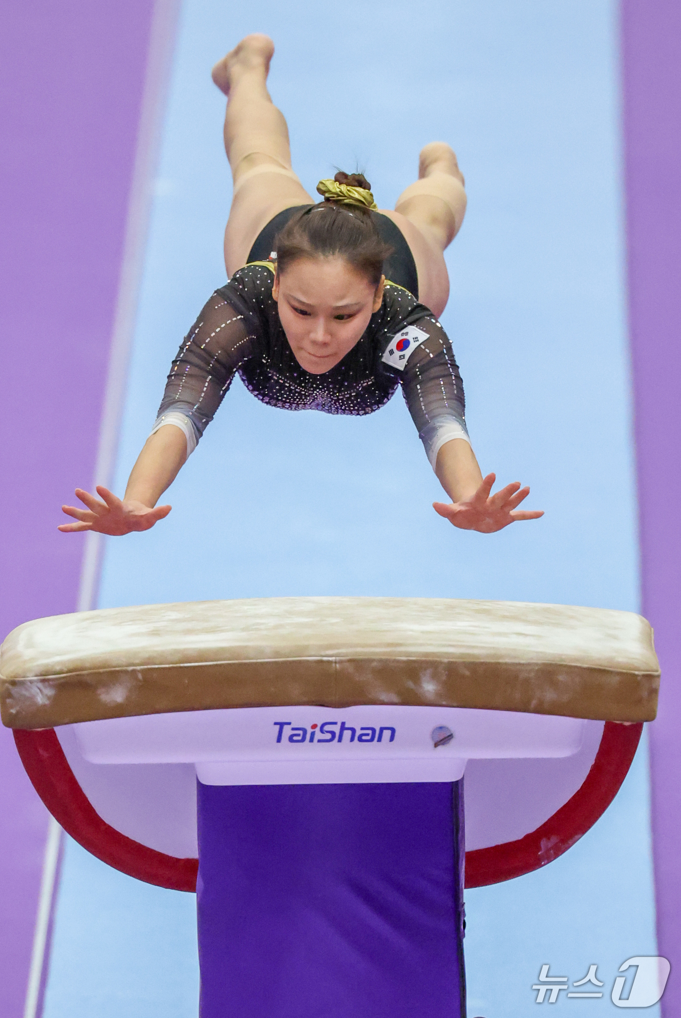(나고야=뉴스1) 안은나 기자 = 대한민국 여서정이 23일 일본 나고야시 종합체육관에서 열린 2026 아이치·나고야 아시안게임 기계체조 여자 단체전 결선에서 도마 연기를 펼치고 있 …