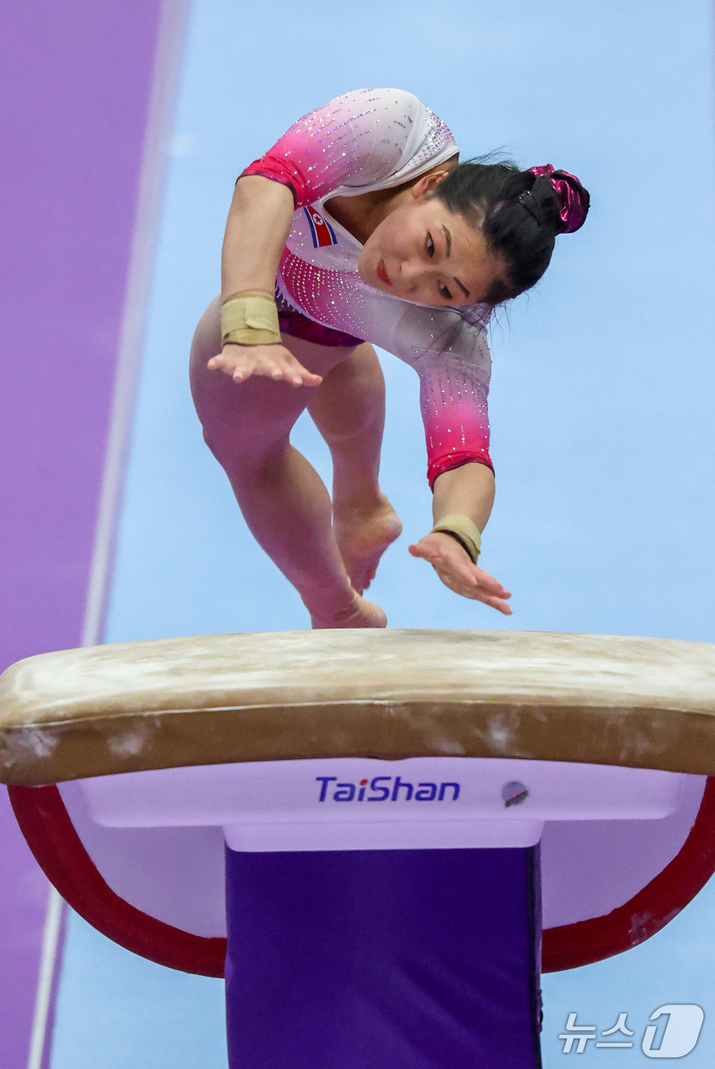 (나고야=뉴스1) 안은나 기자 = 북한 안창옥이 23일 일본 나고야시 종합체육관에서 열린 2026 아이치·나고야 아시안게임 기계체조 여자 단체전 결선에서 도마 연기를 펼치고 있다. …