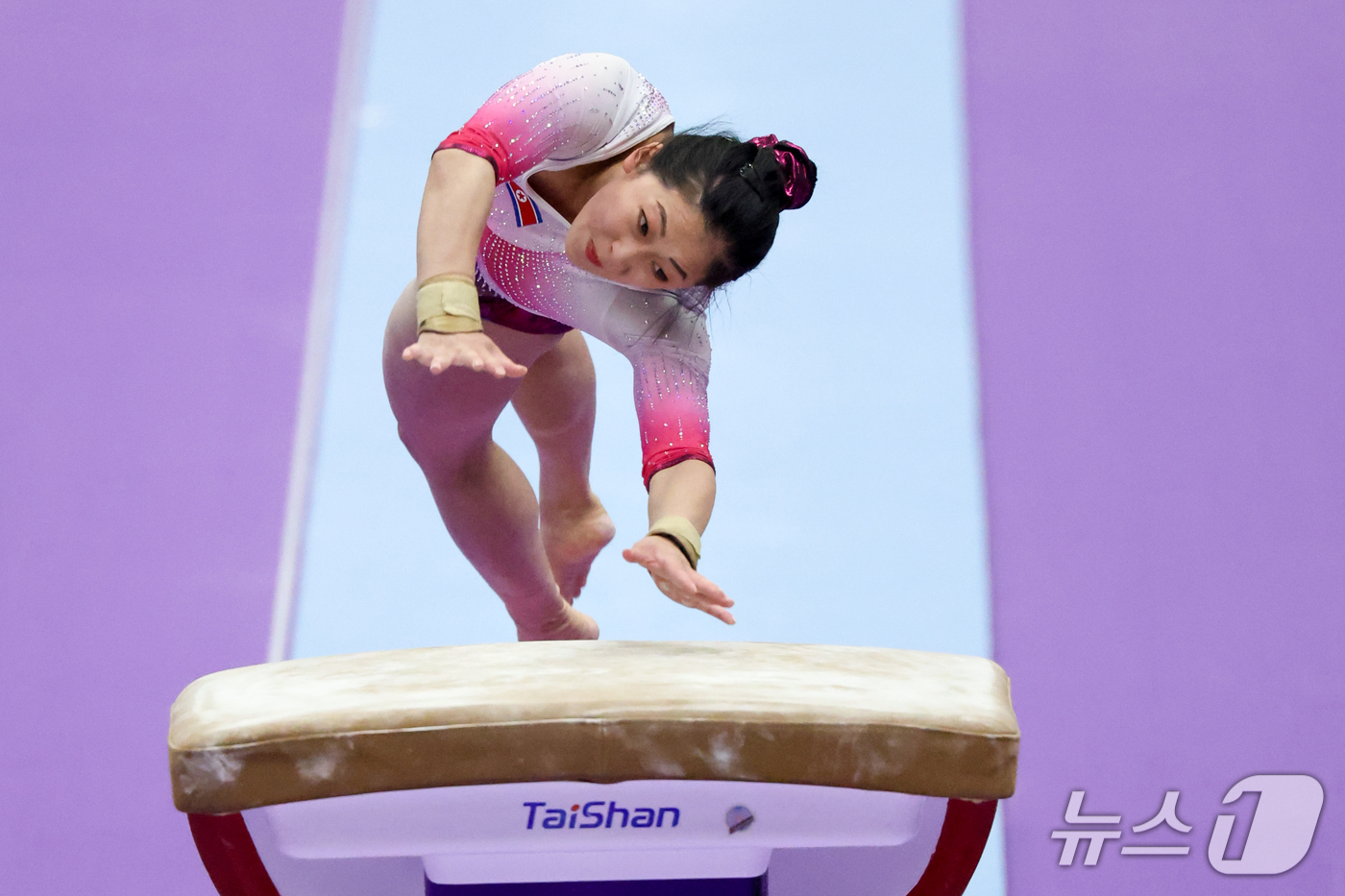 (나고야=뉴스1) 안은나 기자 = 북한 안창옥이 23일 일본 나고야시 종합체육관에서 열린 2026 아이치·나고야 아시안게임 기계체조 여자 단체전 결선에서 도마 연기를 펼치고 있다. …