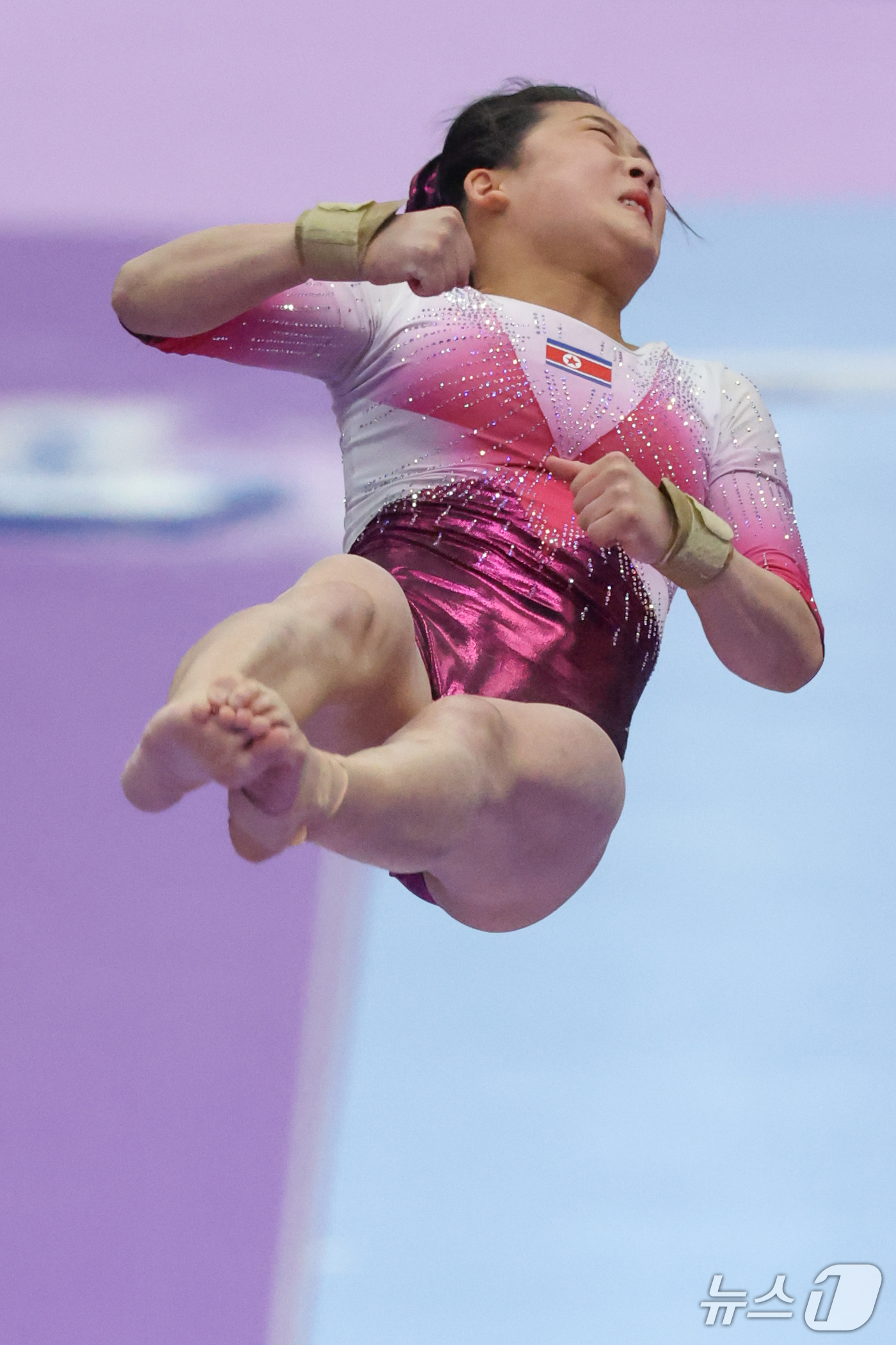 (나고야=뉴스1) 안은나 기자 = 북한 안창옥이 23일 일본 나고야시 종합체육관에서 열린 2026 아이치·나고야 아시안게임 기계체조 여자 단체전 결선에서 도마 연기를 펼치고 있다. …