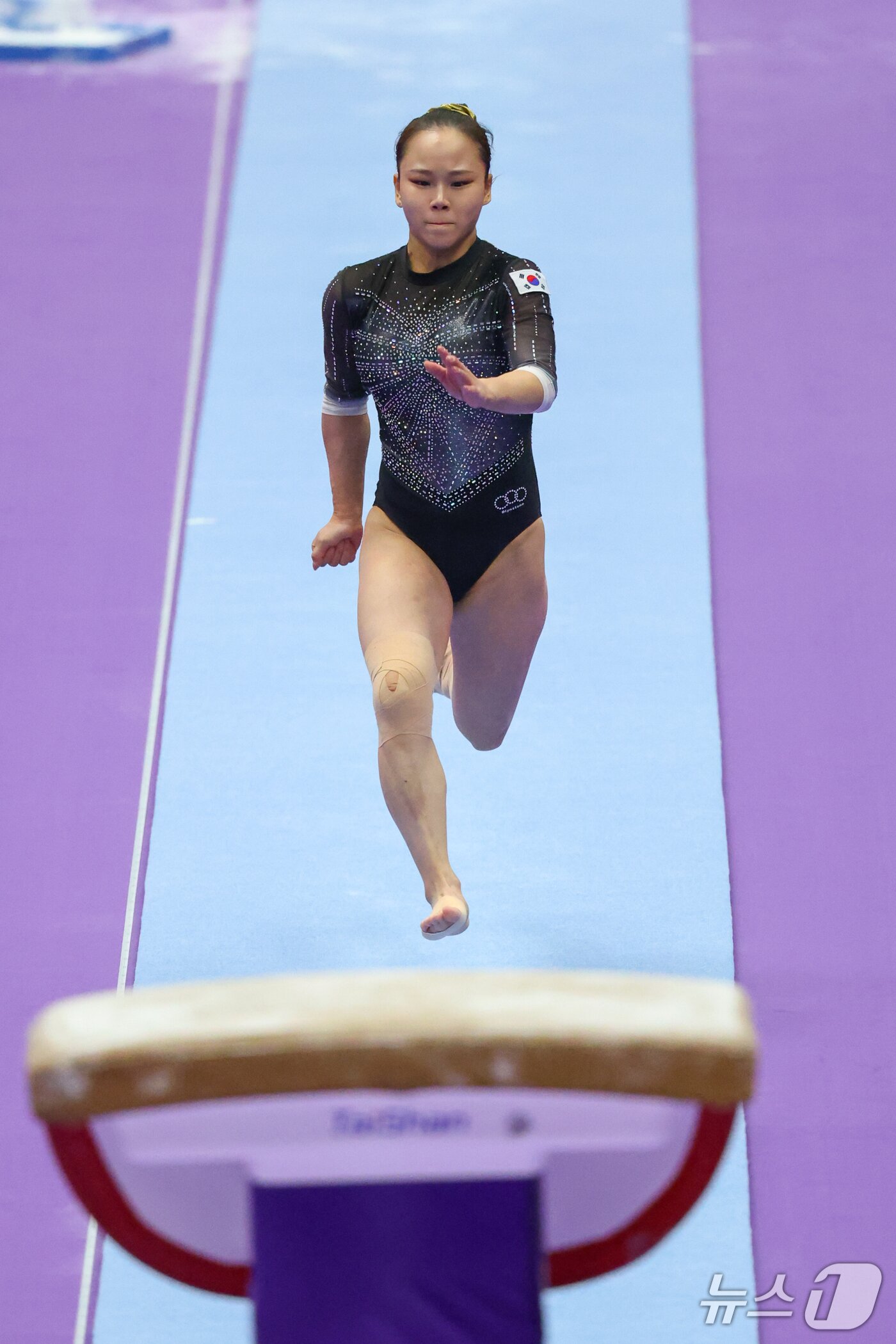 본문 이미지 - 대한민국 여서정이 23일 일본 나고야시 종합체육관에서 열린 2026 아이치·나고야 아시안게임 기계체조 여자 단체전 결선에서 도마 연기를 펼치고 있다. 2026.9.23 ⓒ 뉴스1 안은나 기자