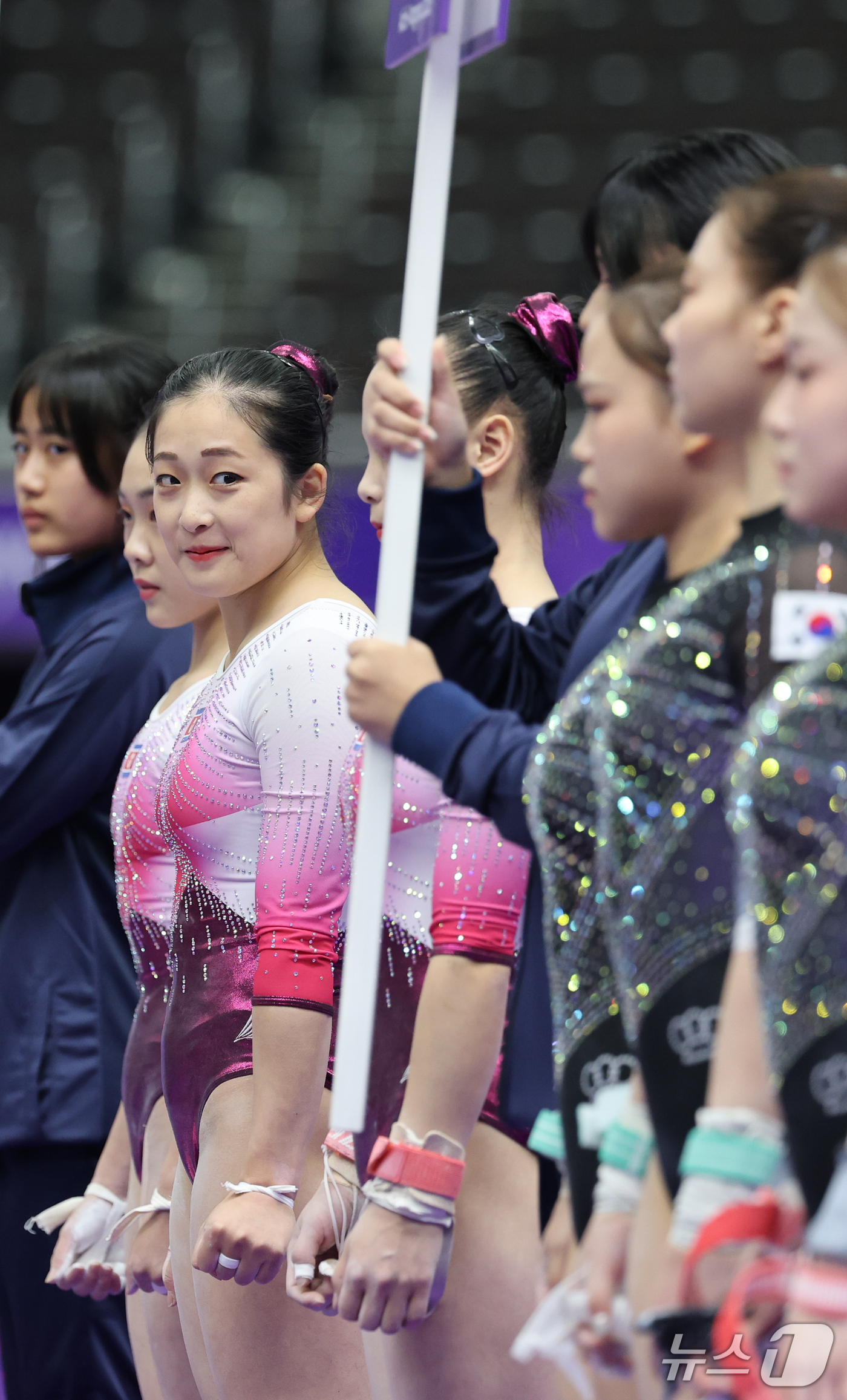 (나고야=뉴스1) 안은나 기자 = 북한 안창옥이 23일 일본 나고야시 종합체육관에서 열린 2026 아이치·나고야 아시안게임 기계체조 여자 단체전 결선을 앞두고 여서정 등 대한민국 …