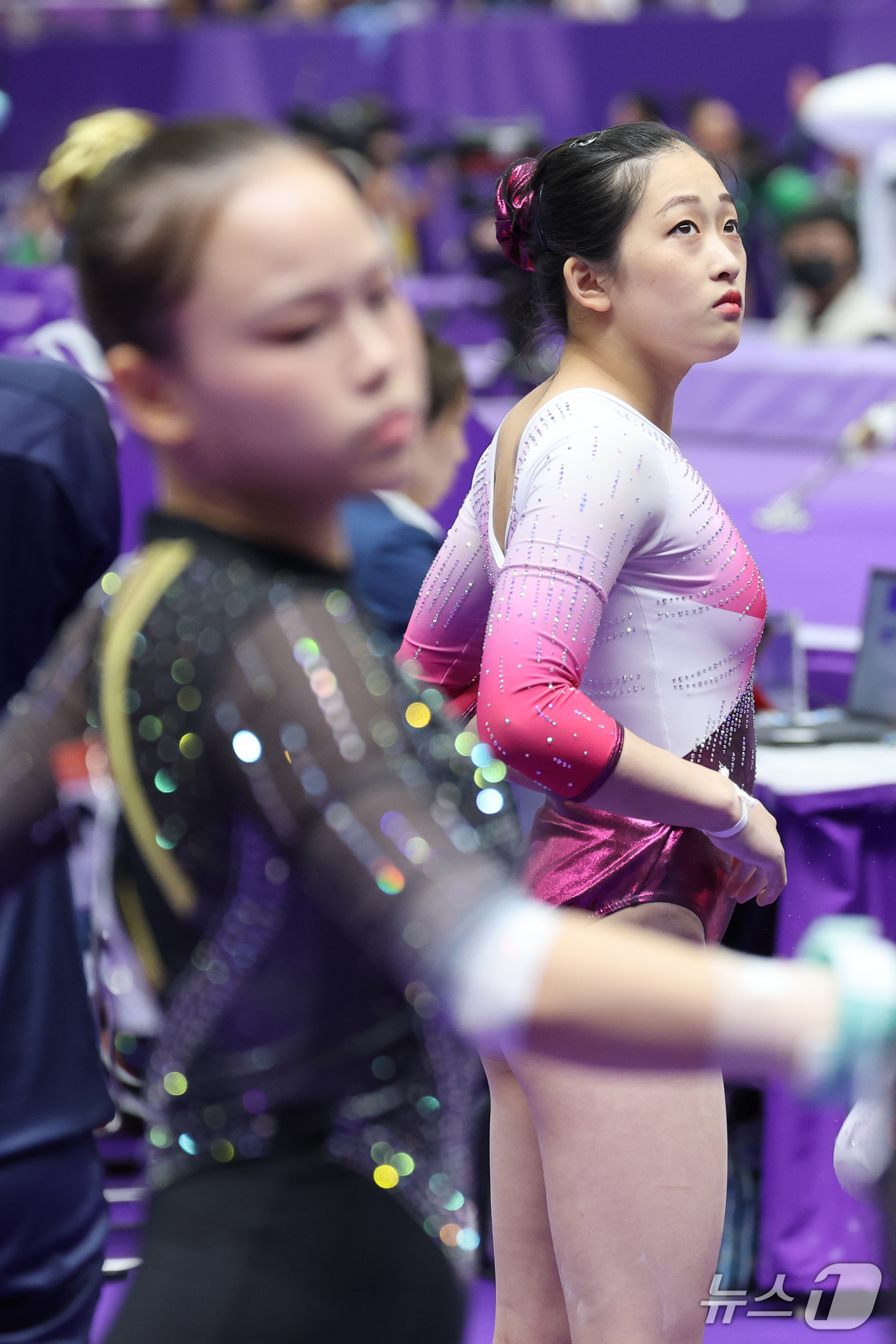 (나고야=뉴스1) 안은나 기자 = 대한민국 여서정, 북한 안창옥이 23일 일본 나고야시 종합체육관에서 열린 2026 아이치·나고야 아시안게임 기계체조 여자 단체전 결선 준비를 하고 …