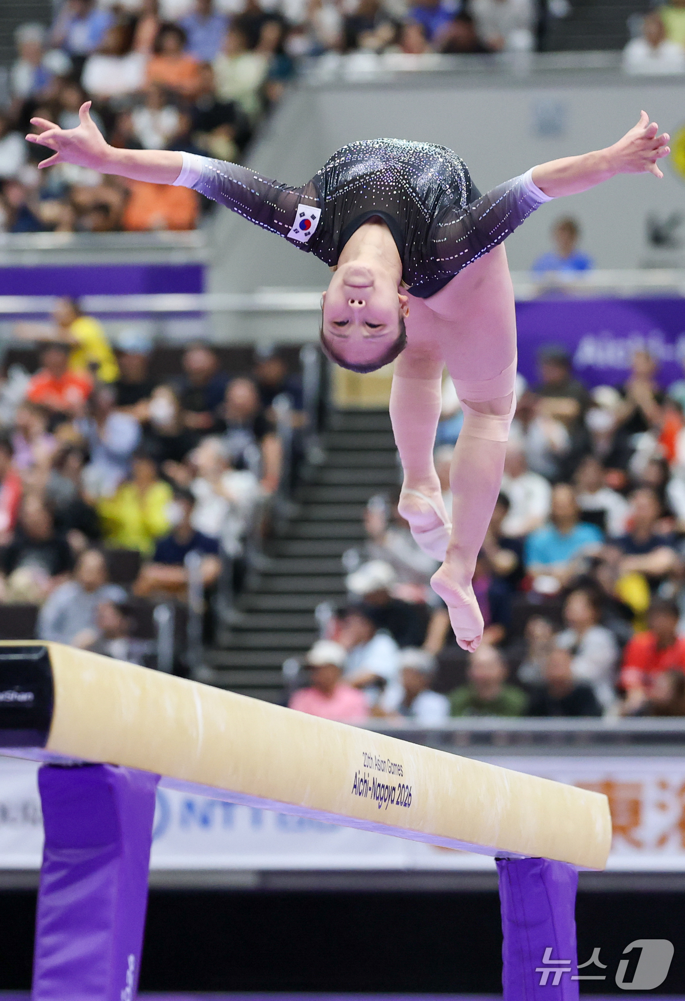 (나고야=뉴스1) 안은나 기자 = 대한민국 여서정이 23일 일본 나고야시 종합체육관에서 열린 2026 아이치·나고야 아시안게임 기계체조 여자 단체전 결선에서 평균대 연기를 펼치고 …