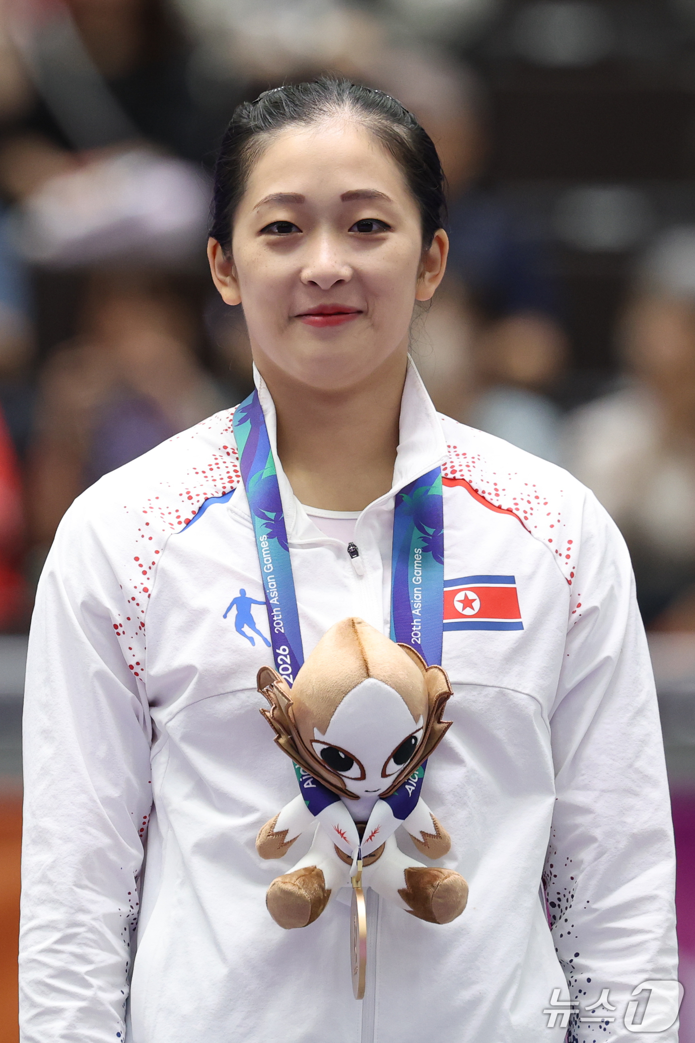 (나고야=뉴스1) 안은나 기자 = 북한 안창옥이 23일 일본 나고야시 종합체육관에서 열린 2026 아이치·나고야 아시안게임 기계체조 여자 단체전 결선 시상식에서 동메달과 마스코트 …