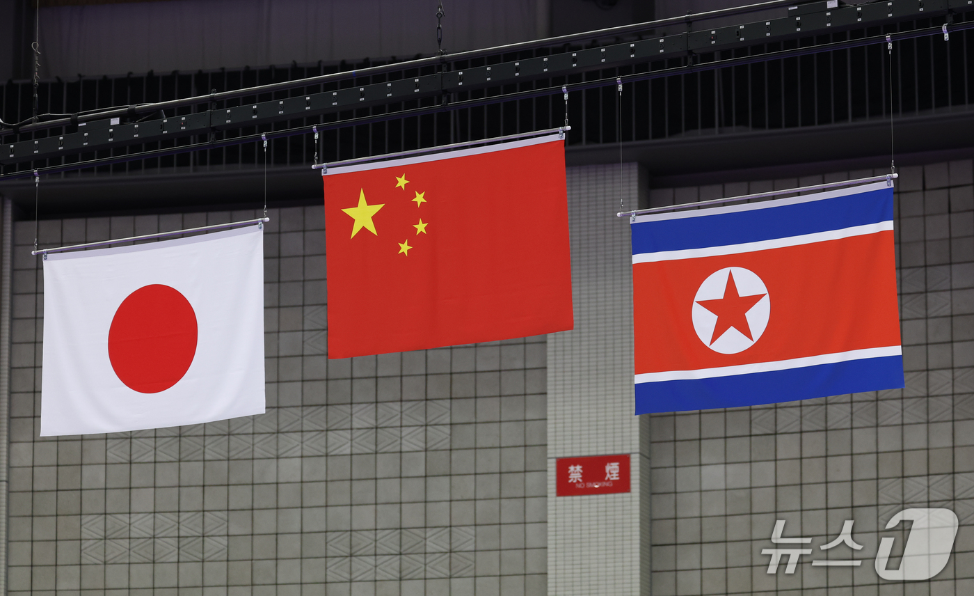 (나고야=뉴스1) 안은나 기자 = 23일 일본 나고야시 종합체육관에서 열린 2026 아이치·나고야 아시안게임 기계체조 여자 단체전 결선 시상식에서 북한 인공기가 걸려 있다. 202 …