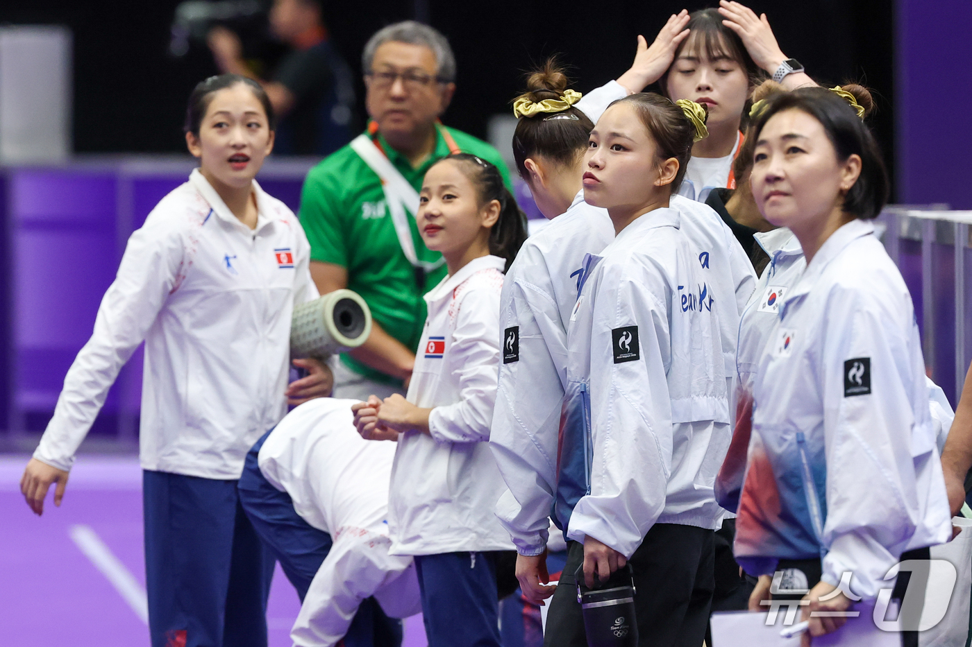 (나고야=뉴스1) 안은나 기자 = 대한민국 여서정, 북한 안창옥이 23일 일본 나고야시 종합체육관에서 열린 2026 아이치·나고야 아시안게임 기계체조 여자 단체전 결선에서 전광판을 …