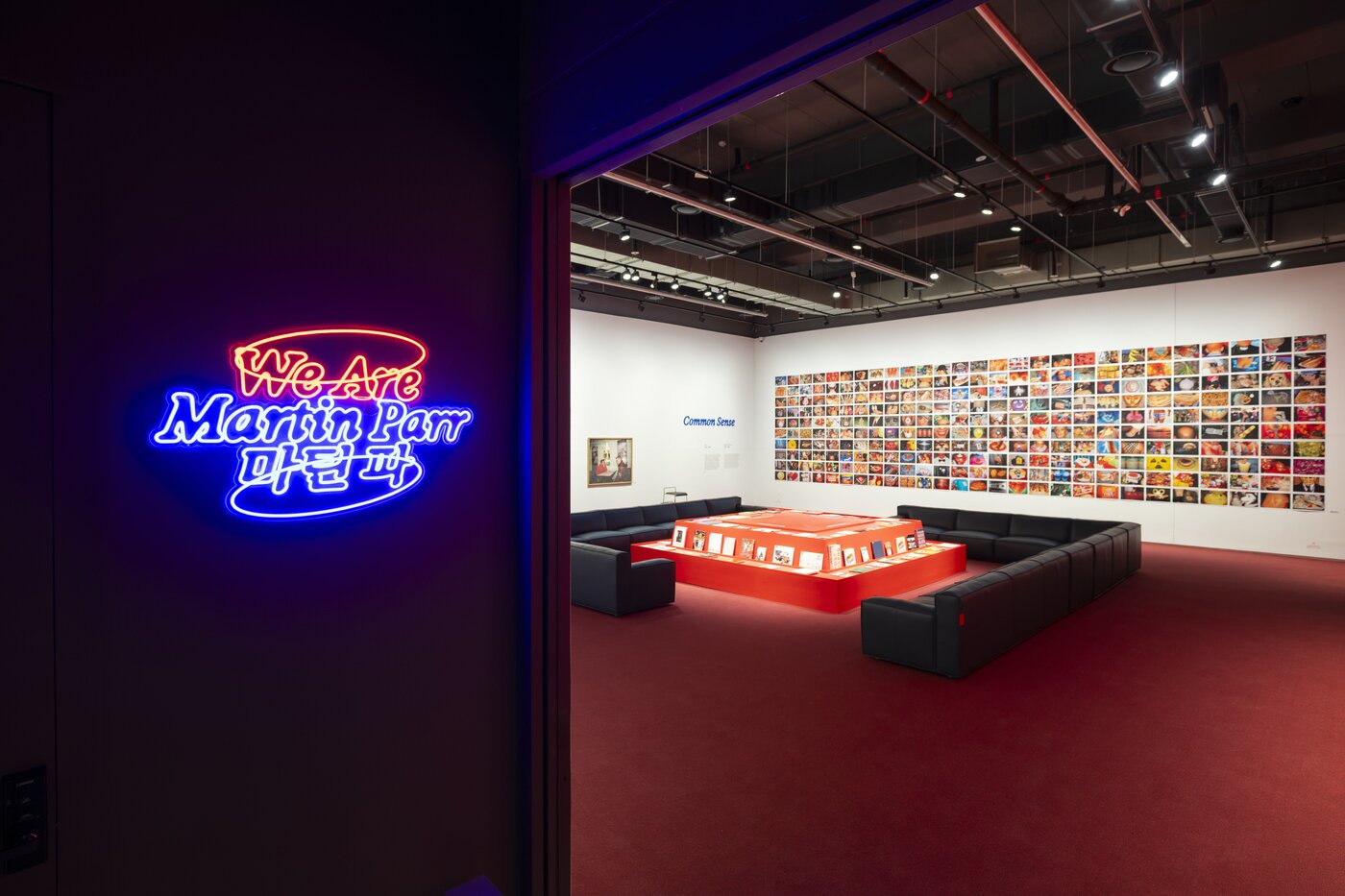 본문 이미지 - '마틴 파: We Are Martin Parr' 전시 전경, 서울시립 사진미술관, 2026. (사진: 지니 프로젝트) (서울시립미술관 제공 )