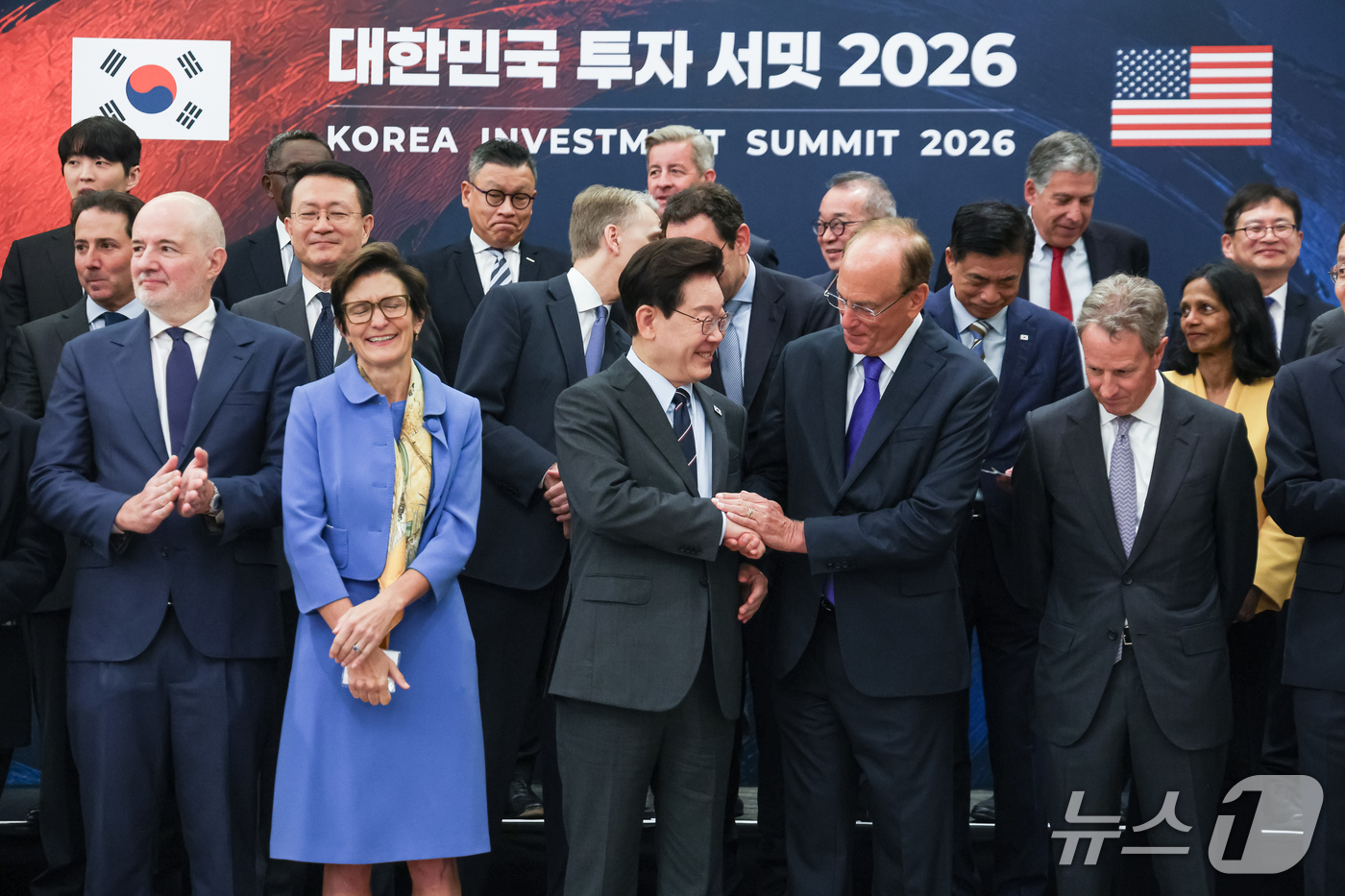 (뉴욕=뉴스1) 허경 기자 = 이재명 대통령과 래리 핑크 블랙록 회장 겸 최고경영자가 23일(현지시간) 미국 뉴욕 한 호텔에서 열린 대한민국 투자 서밋 2026에서 기념촬영을 마친 …
