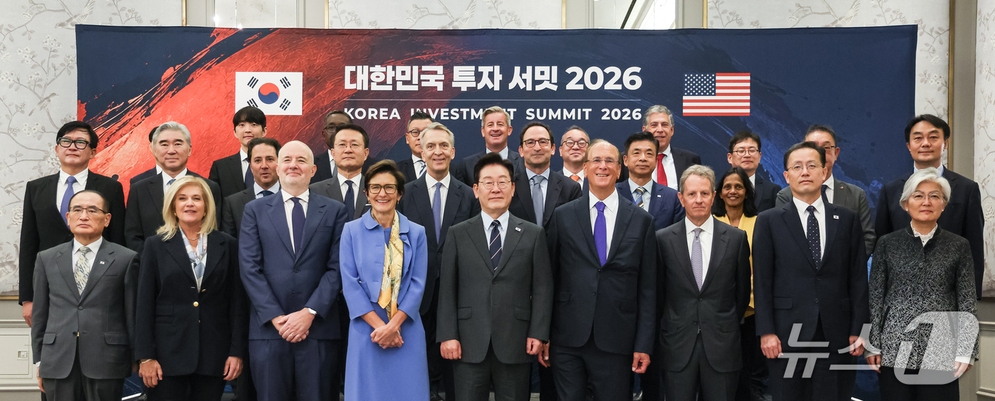 (뉴욕=뉴스1) 허경 기자 = 이재명 대통령이 23일(현지시간) 미국 뉴욕 한 호텔에서 열린 대한민국 투자 서밋 2026에서 참석자들과 기념촬영을 하고 있다.앞줄 왼쪽부터 위성락 …