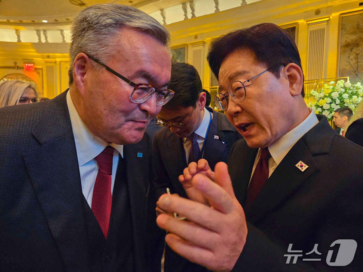 (뉴욕=뉴스1) 허경 기자 = 이재명 대통령과 무흐타르 틀레우베르디 카자흐스탄 외교장관이 22일(현지시간) 미국 뉴욕 한 호텔에서 열린 도널드 트럼프 대통령 주최 리셉션에서 대화를 …