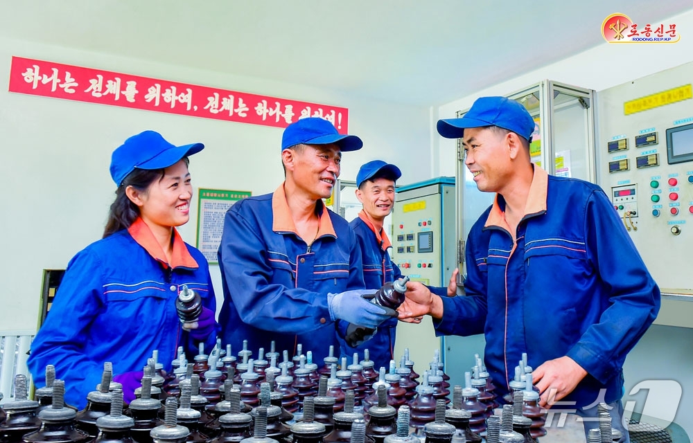 (평양 노동신문=뉴스1) = 북한 노동당 기관지 노동신문은 24일 "집단주의정신을 발휘하며 생산에서 혁신을 일으키도록 이끌어 주고 있다"며 평양전기가구공장의 모습을 보도했다. [국 …